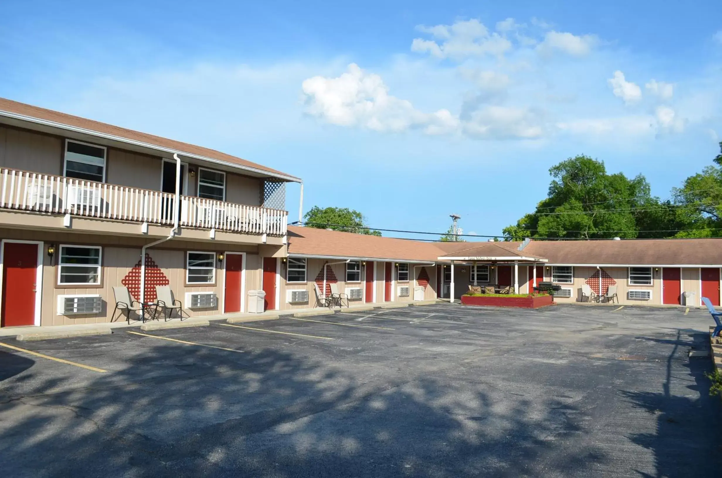 Property Building in Hunter's Friend Resort Near Table Rock Lake