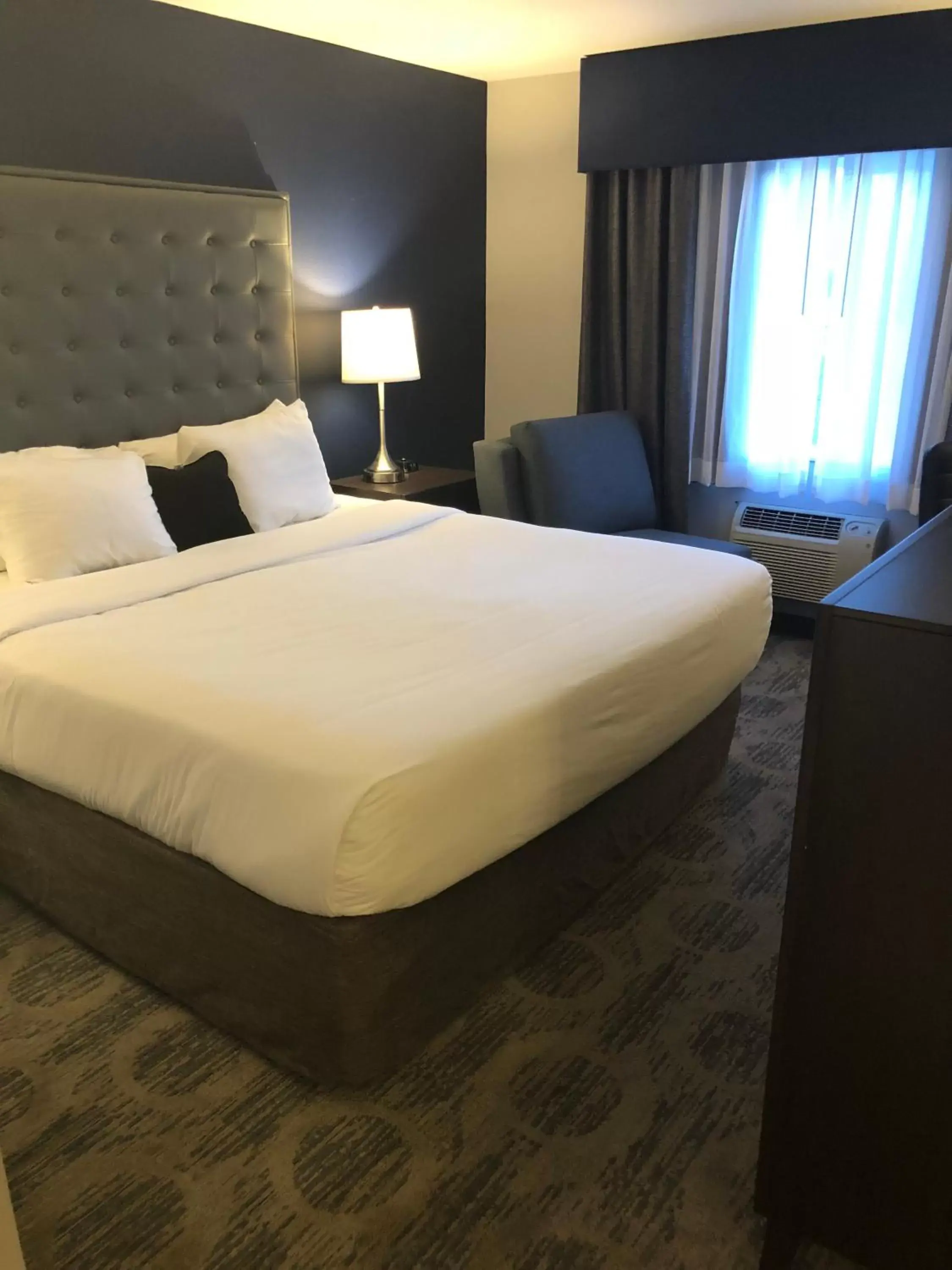Bedroom, Bed in Red Lion Inn & Suites Auburn/Seattle