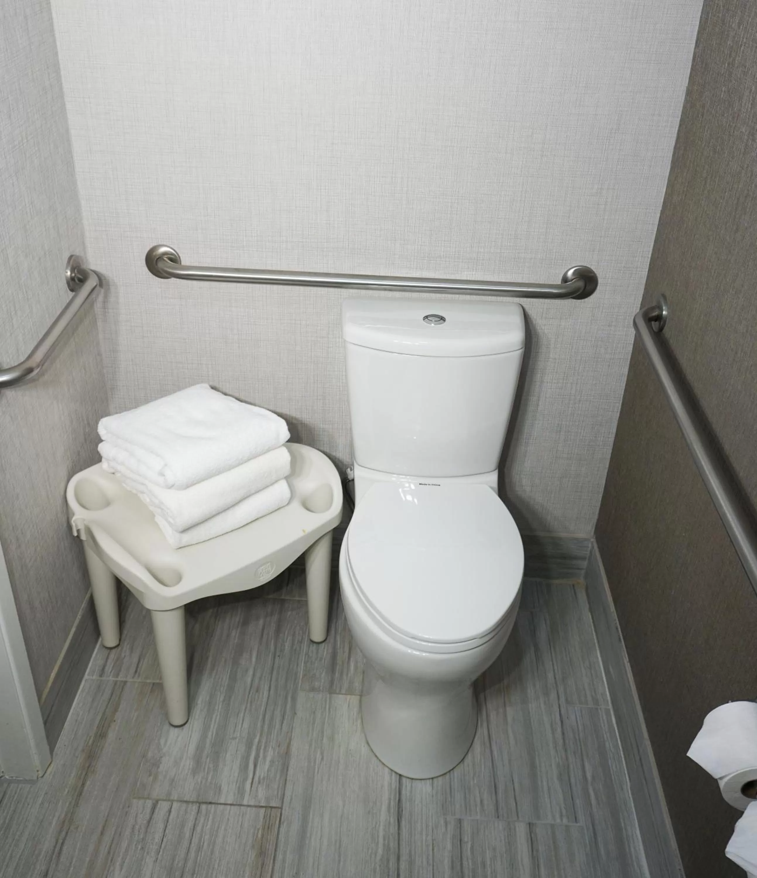 Bathroom in Modesto Hotel - Gateway to Yosemite