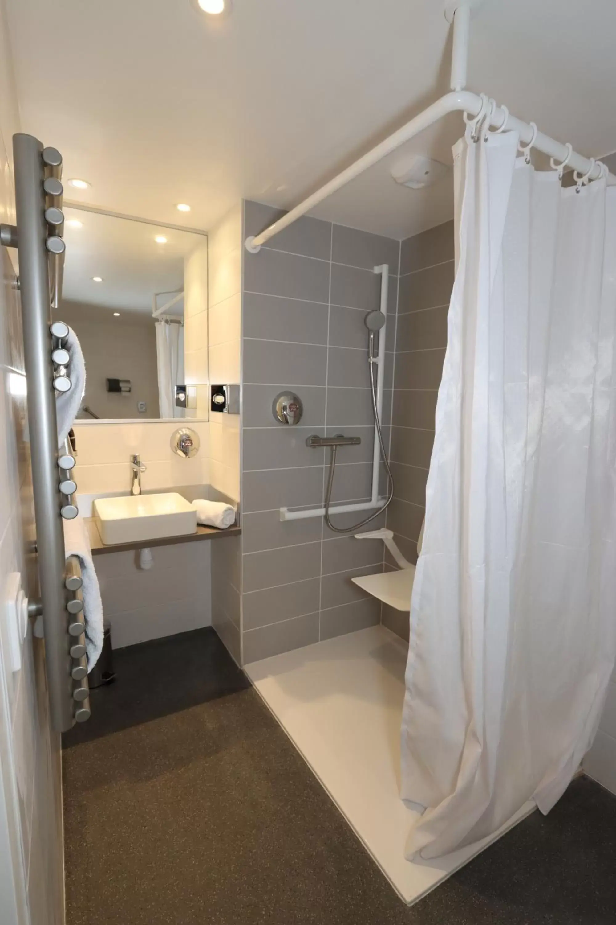 Bathroom in Brit Hotel Eden SPA Honfleur