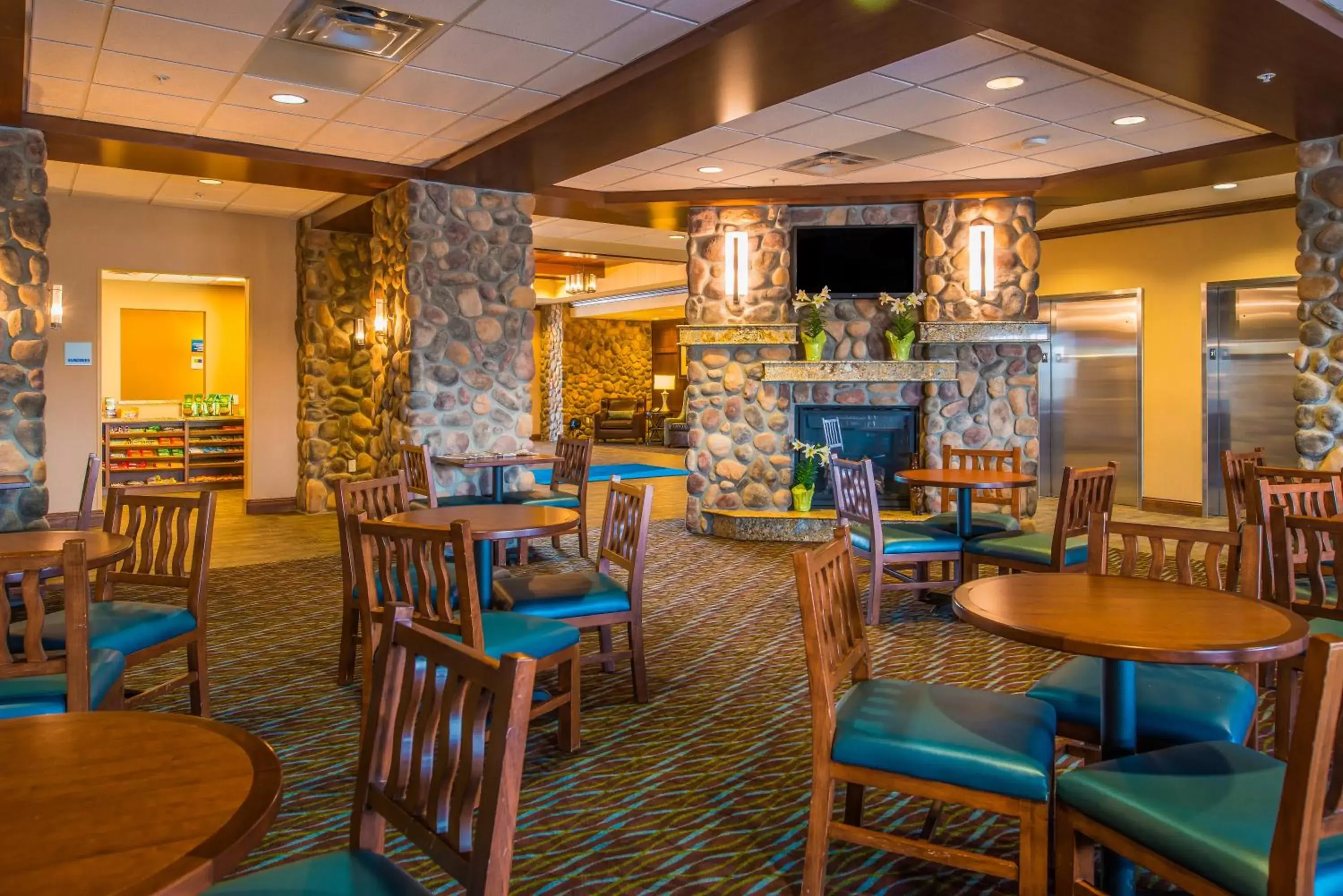 Lounge or bar, Restaurant/Places to Eat in Glacier Peaks Hotel