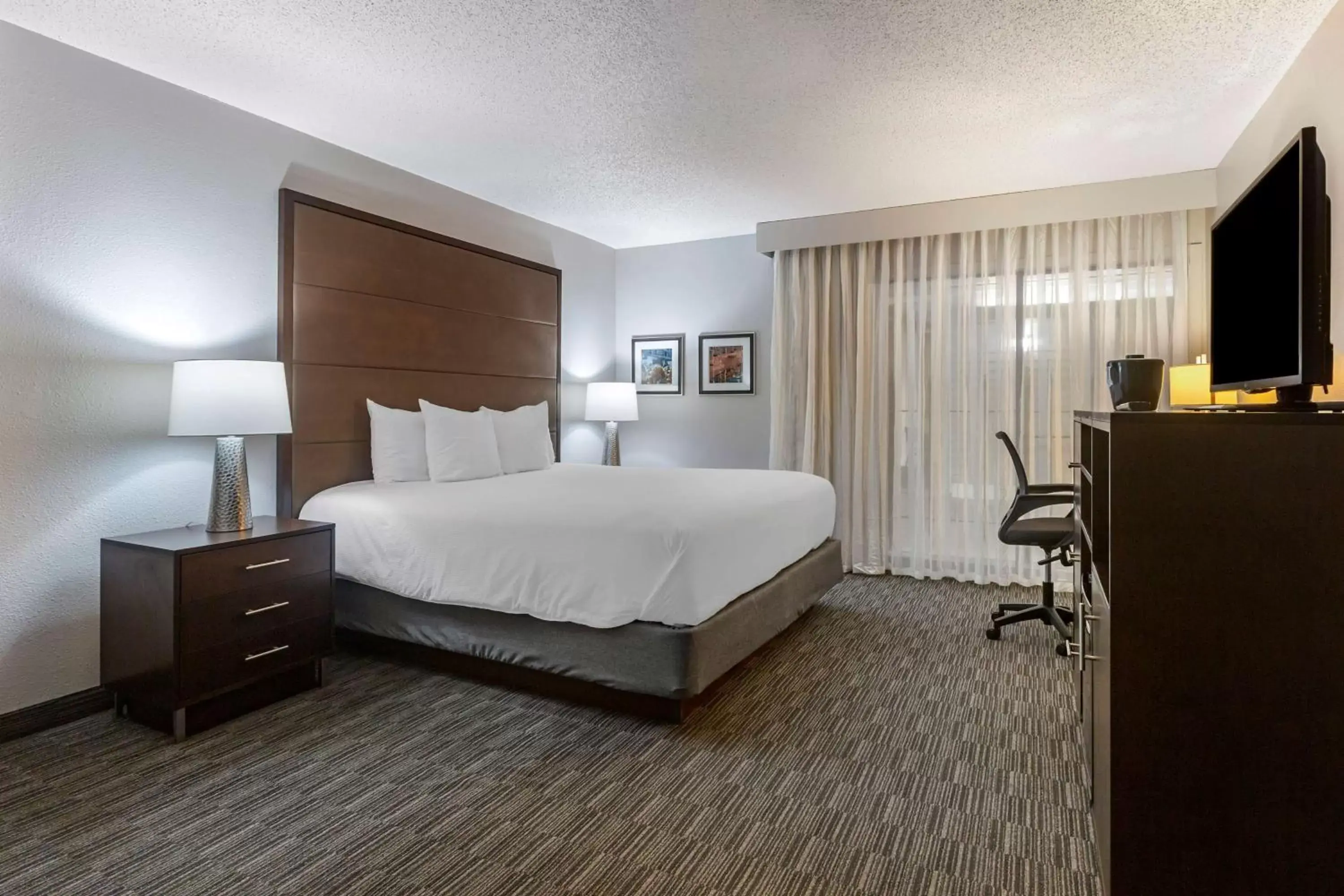 King Room with Roll-In Shower - Disability Access in Best Western Plus Como Park Hotel King Room with Roll-In Shower - Disability Access in Best Western Plus Como Park Hotel