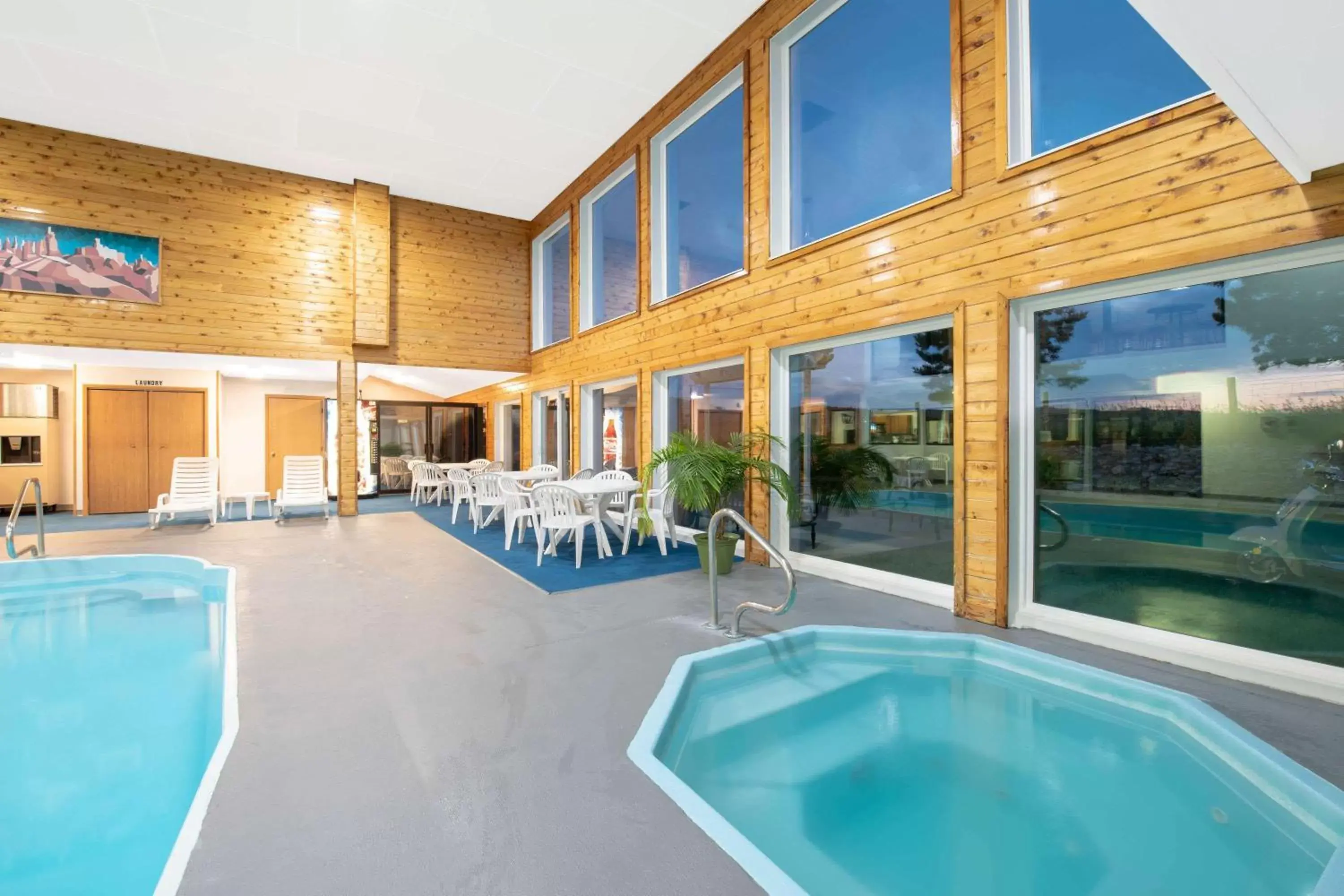 Hot Tub, Swimming Pool in Travelodge by Wyndham Spearfish