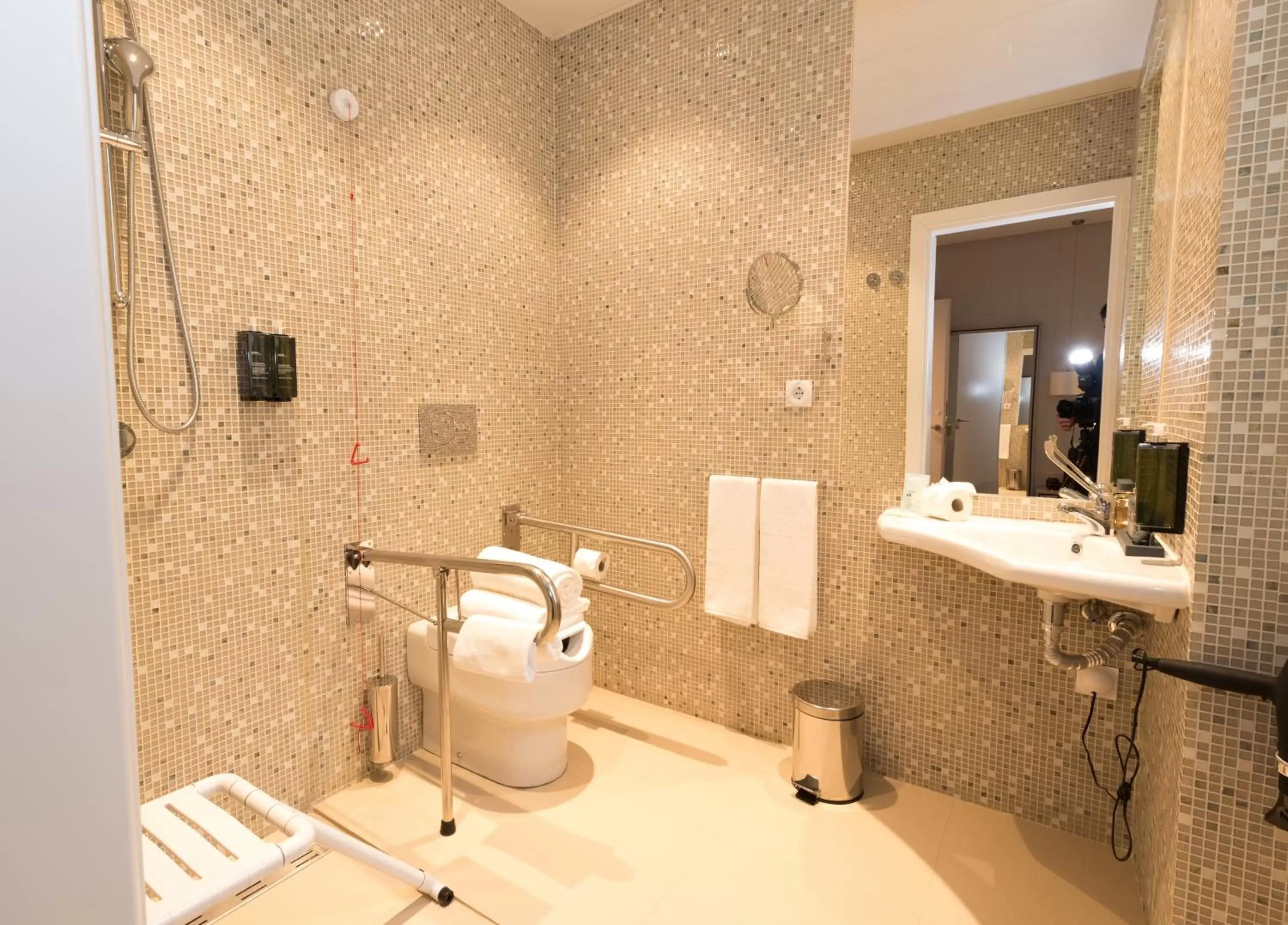 Facility for disabled guests, Bathroom in The Leaf Boutique Hotel Lisbon