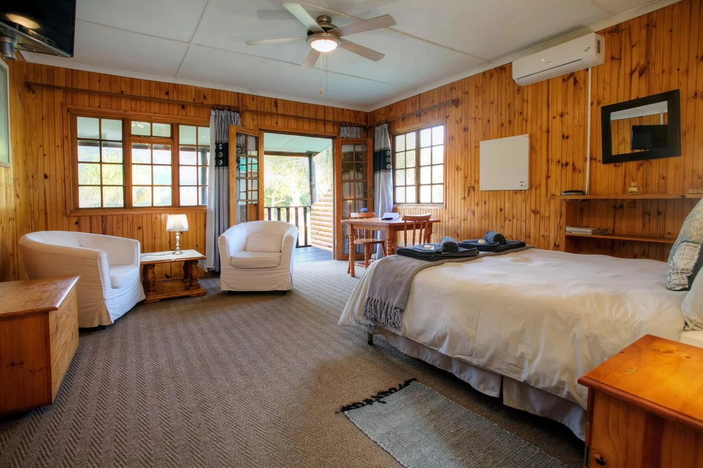 Photo of the whole room, Bed in The Spotted Grunter Resort