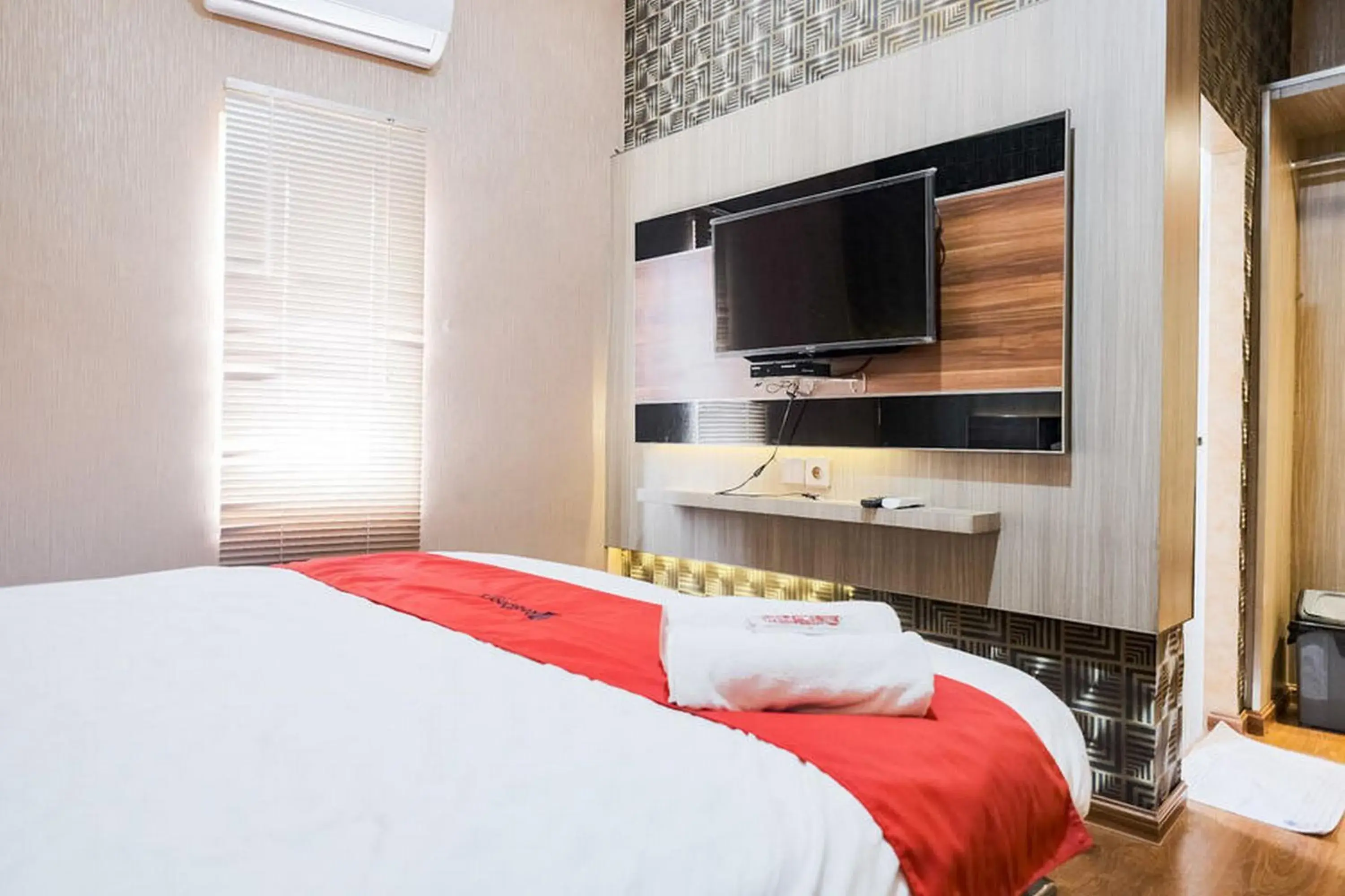 Bed in RedDoorz Plus @ Simpang USU Medan Bed in RedDoorz Plus @ Simpang USU Medan