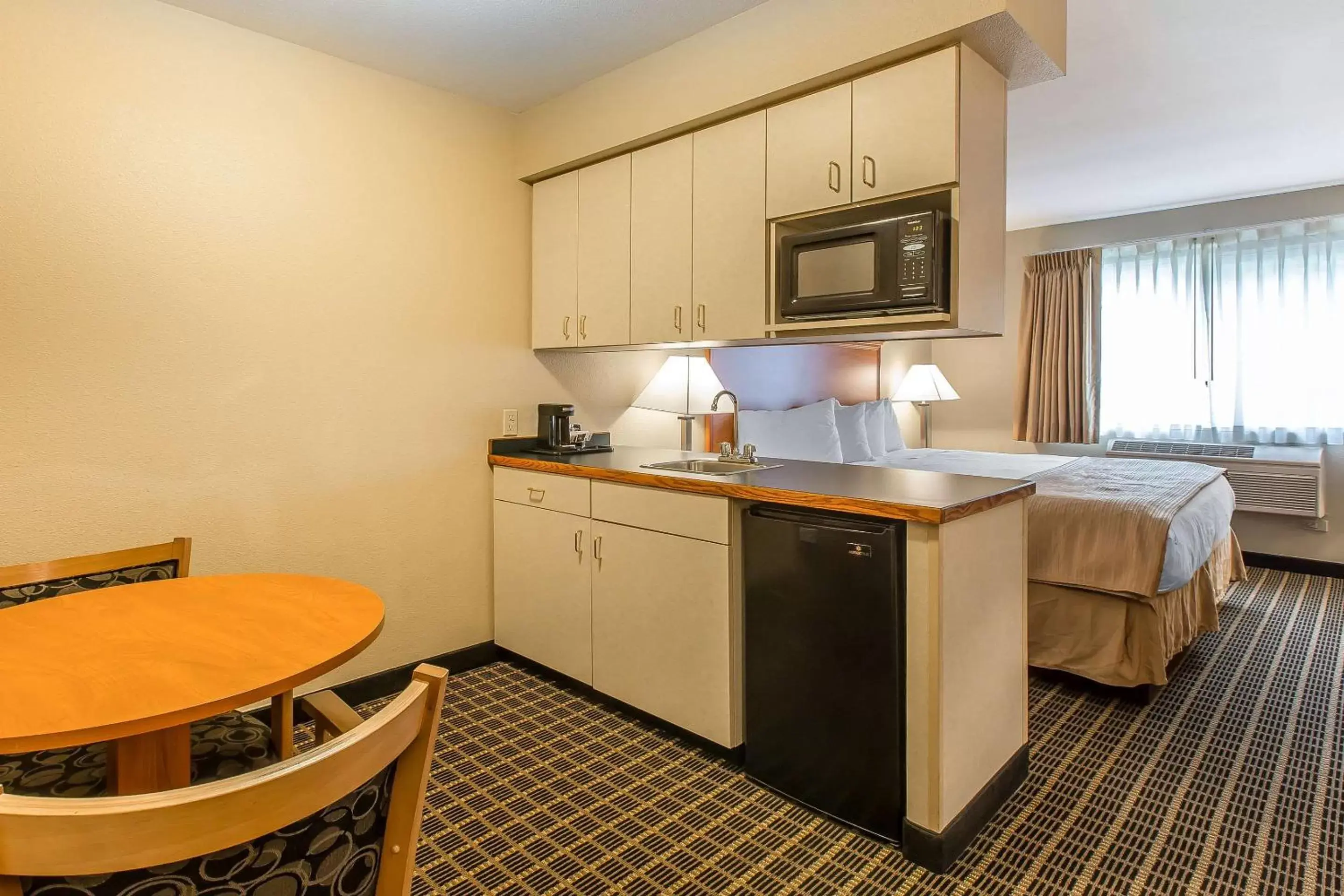 Photo of the whole room, Kitchen/Kitchenette in Quality Inn & Suites On The River