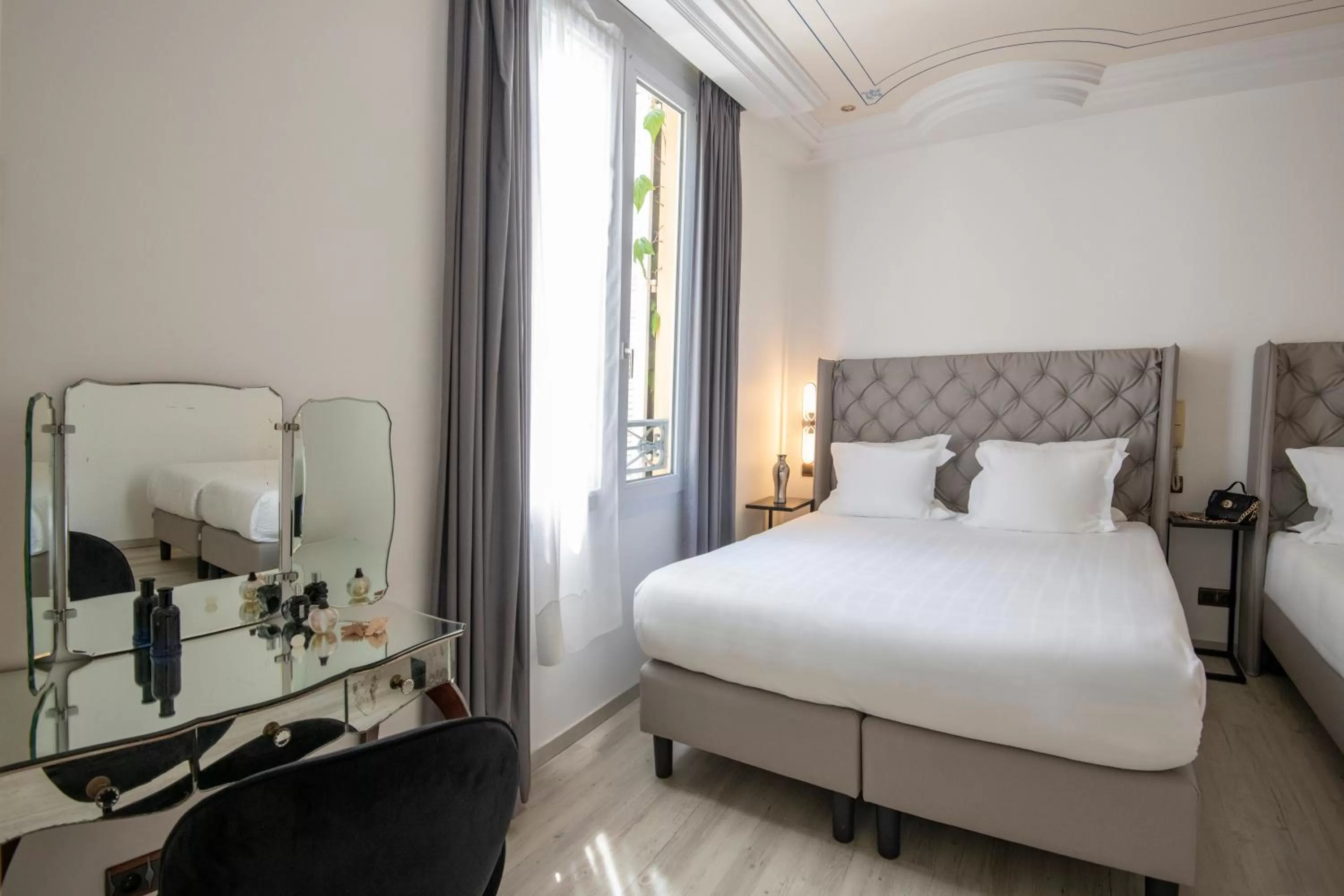 Bedroom, Bed in GOLDEN TULIP CANNES HOTEL de PARIS