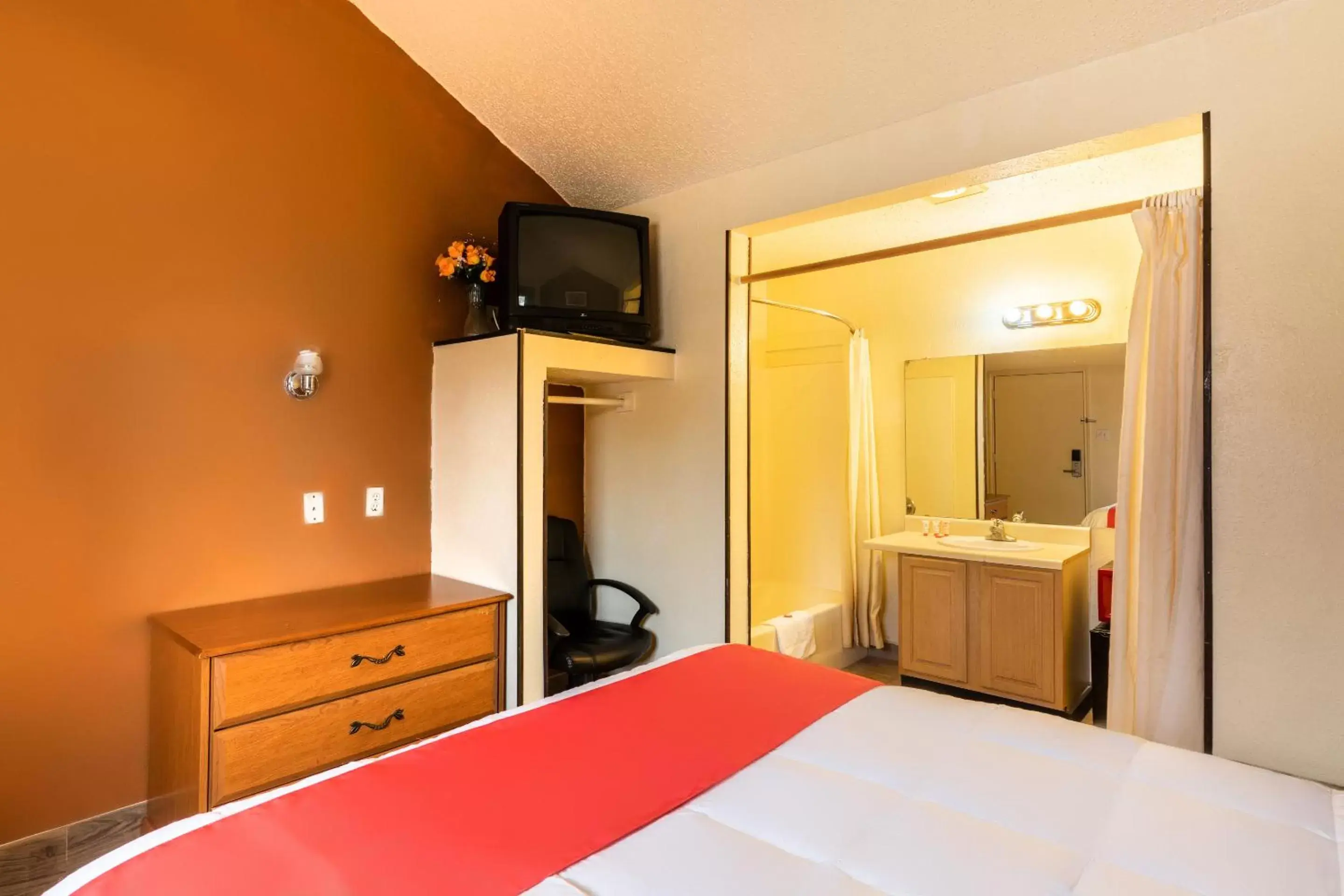Bedroom, TV/Entertainment Center in OYO Hotel Decatur TX Hwy 287 Northwest