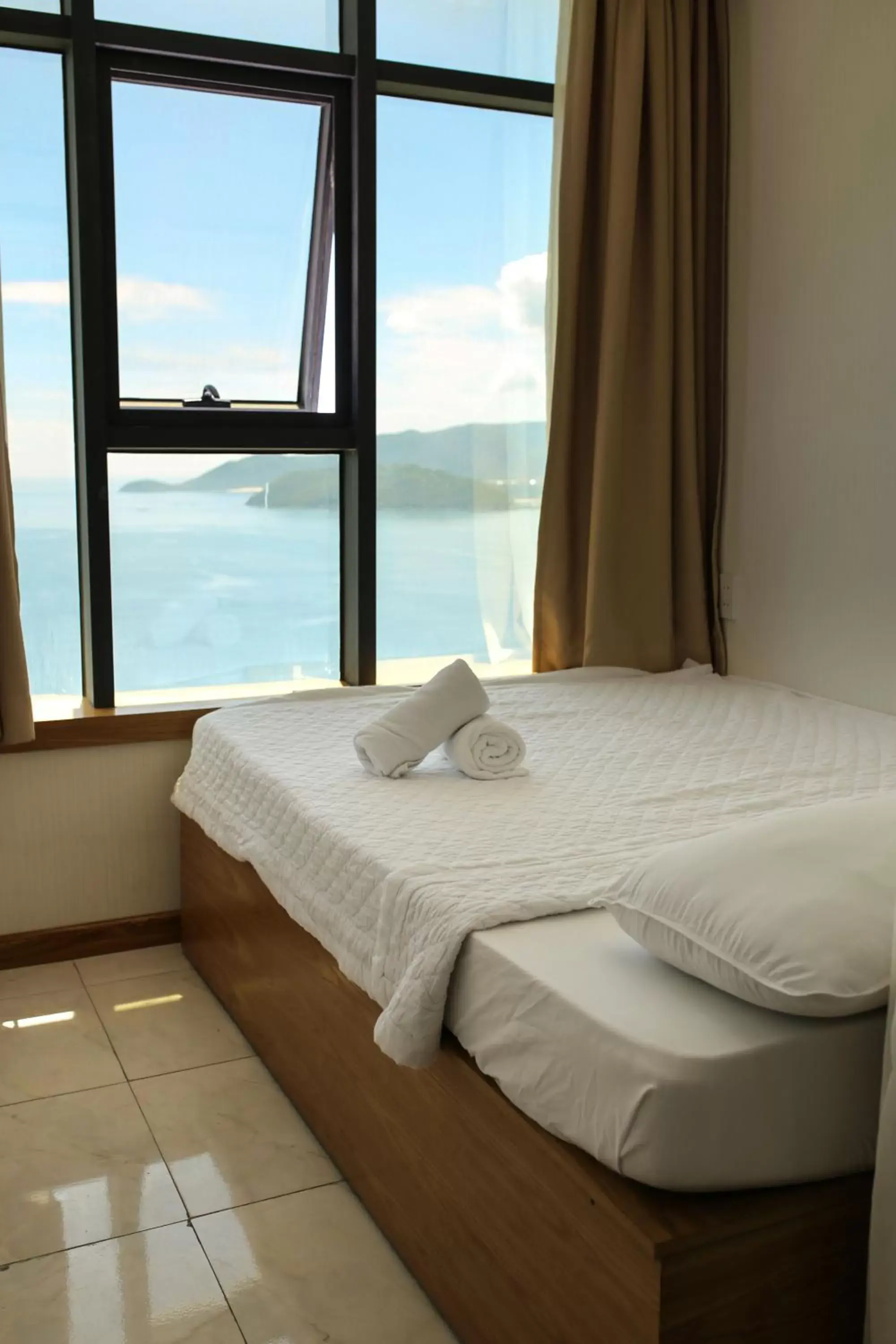 Bedroom, Bed in Gold Ocean Apartment