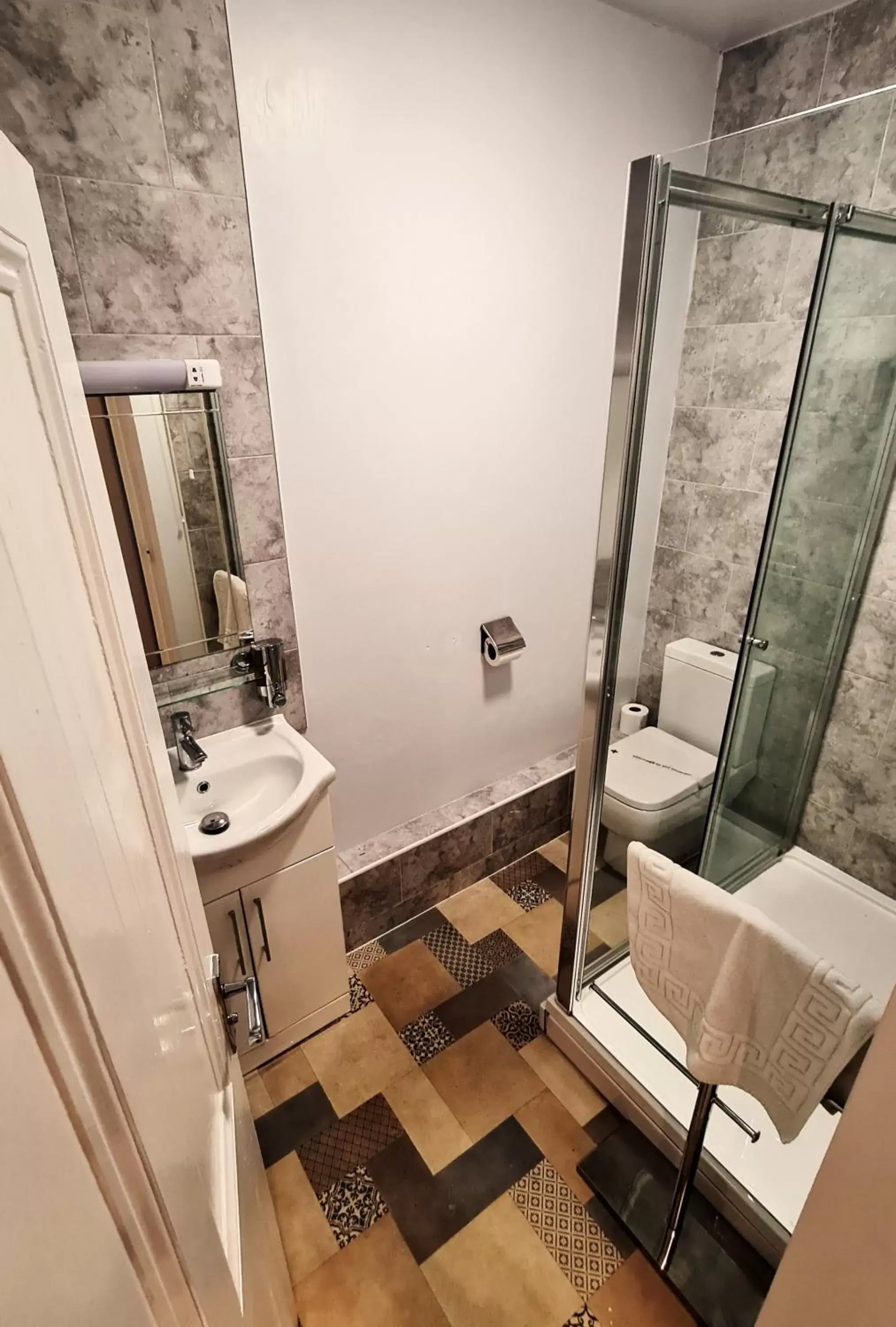 Bathroom in The Albert Hotel