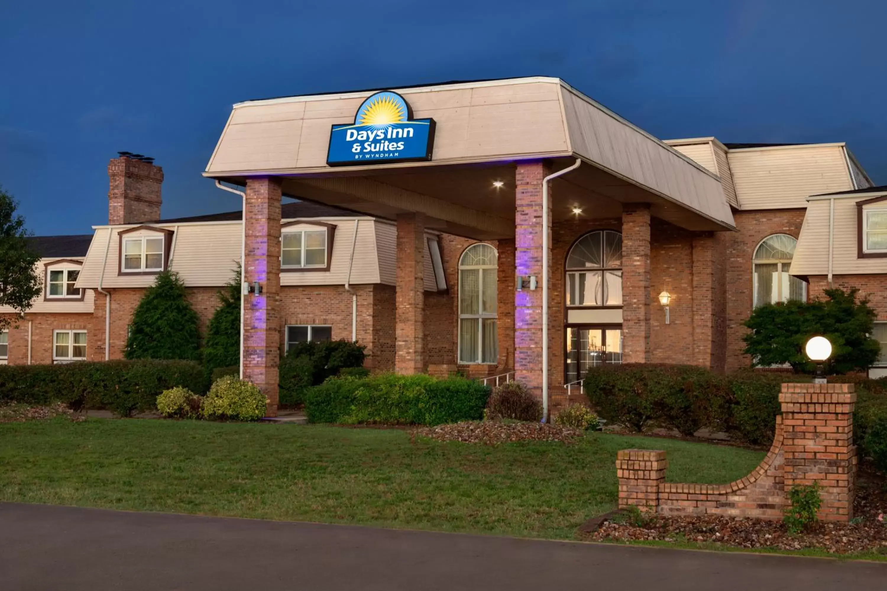 Property Building in Days Inn and Suites by Wyndham Sikeston