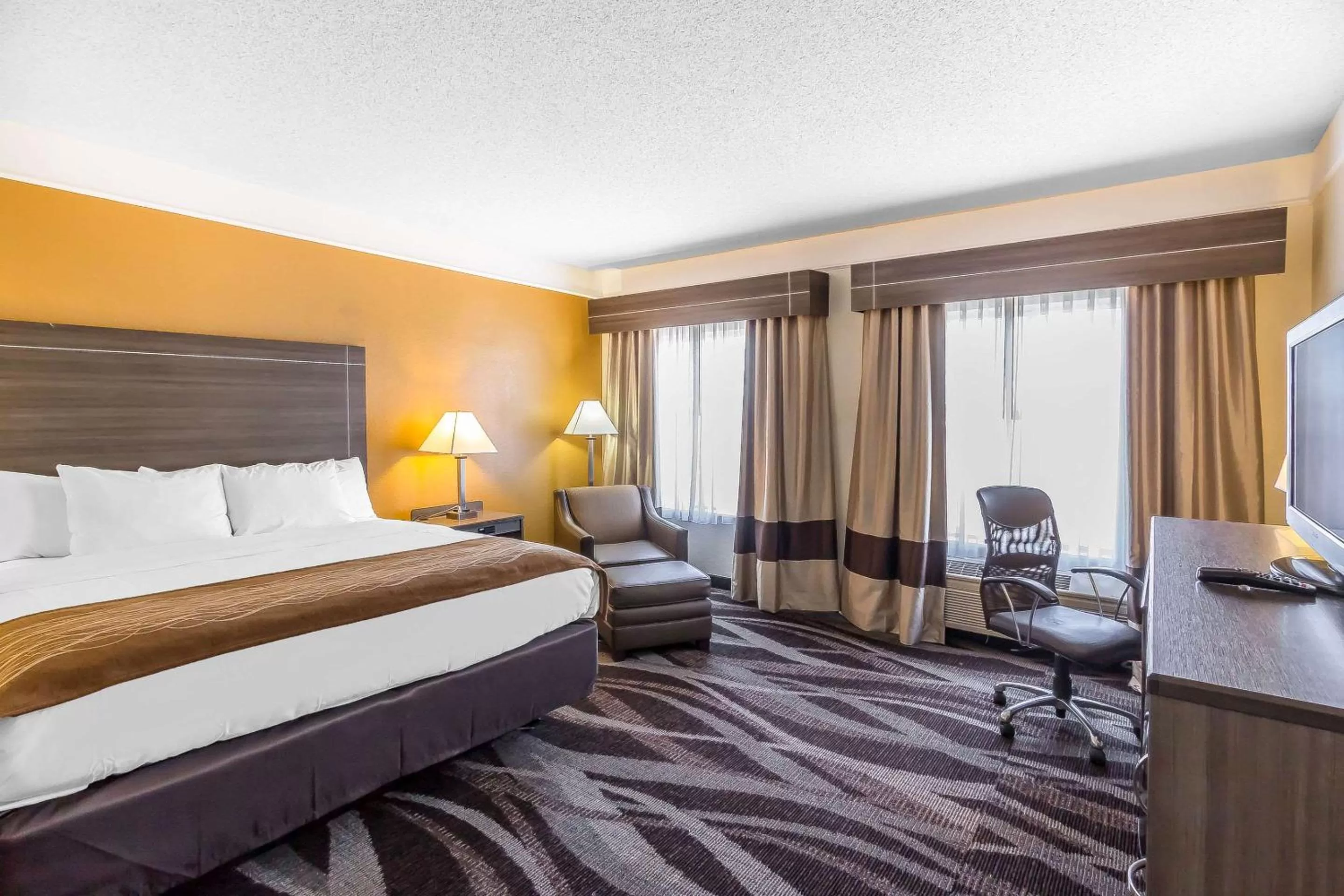 Photo of the whole room, Bed in Comfort Inn near Frost Bank Center