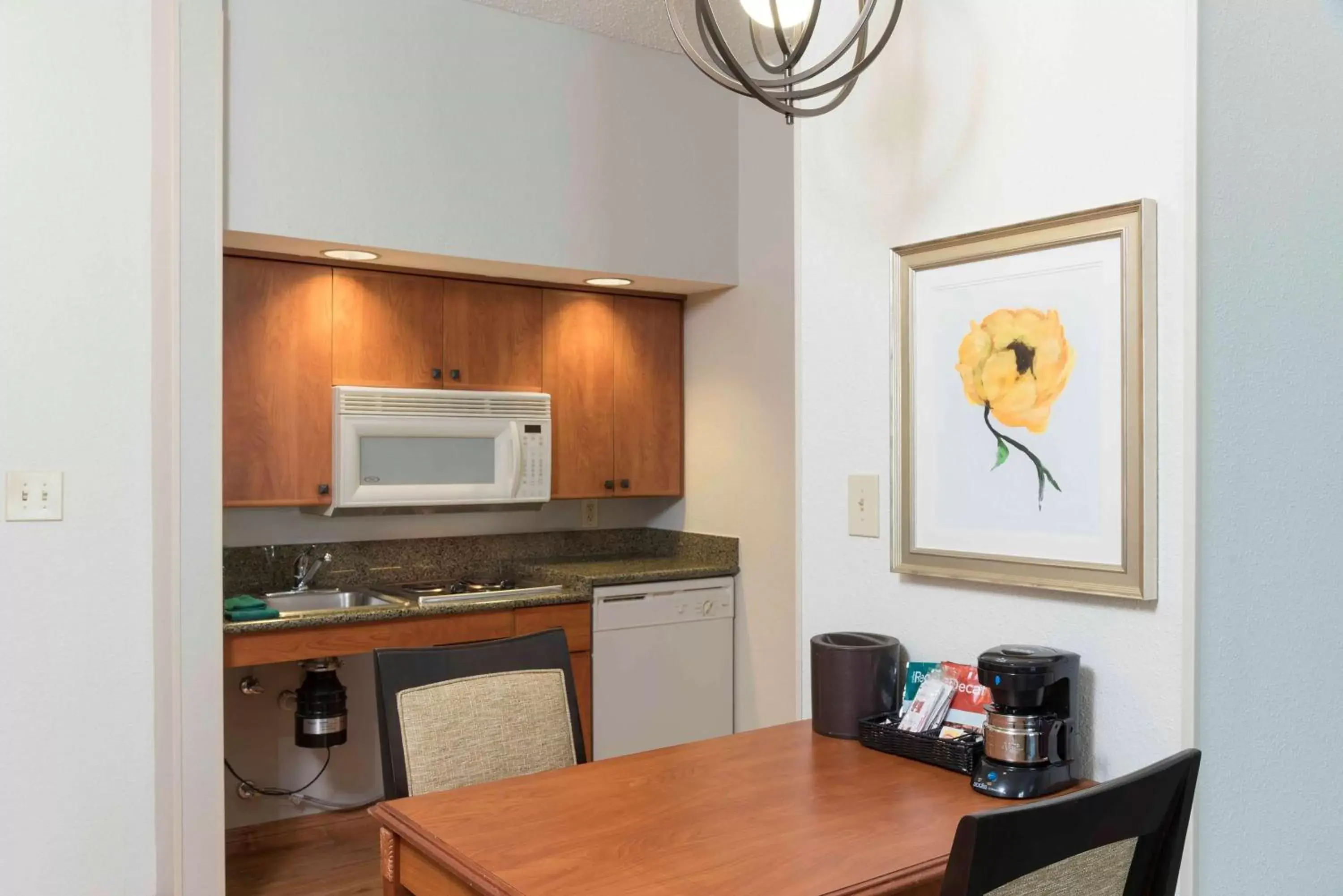 Bed, Kitchen/Kitchenette in Homewood Suites by Hilton Indianapolis Airport / Plainfield