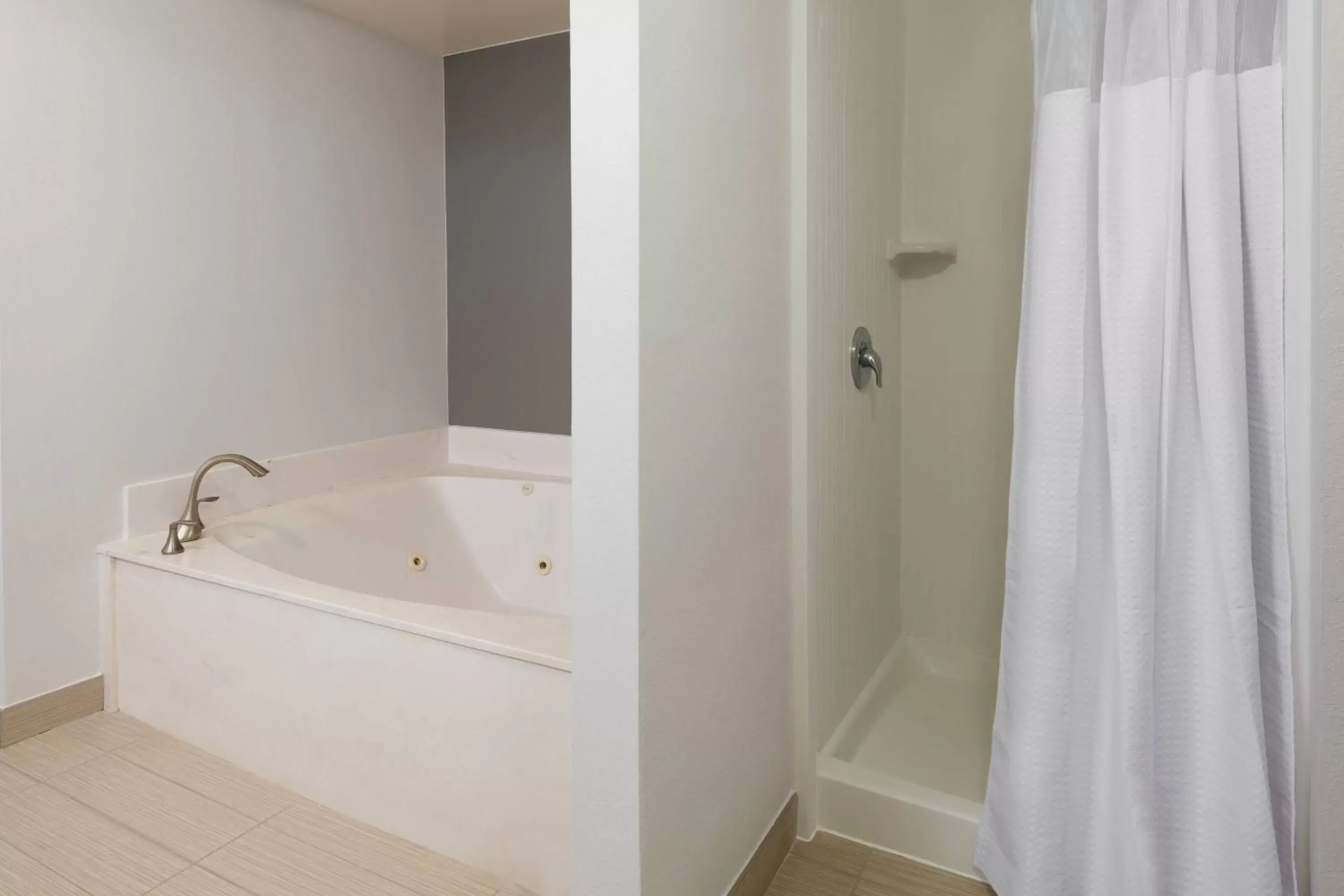 Bathroom in Courtyard by Marriott Wilmington/Wrightsville Beach