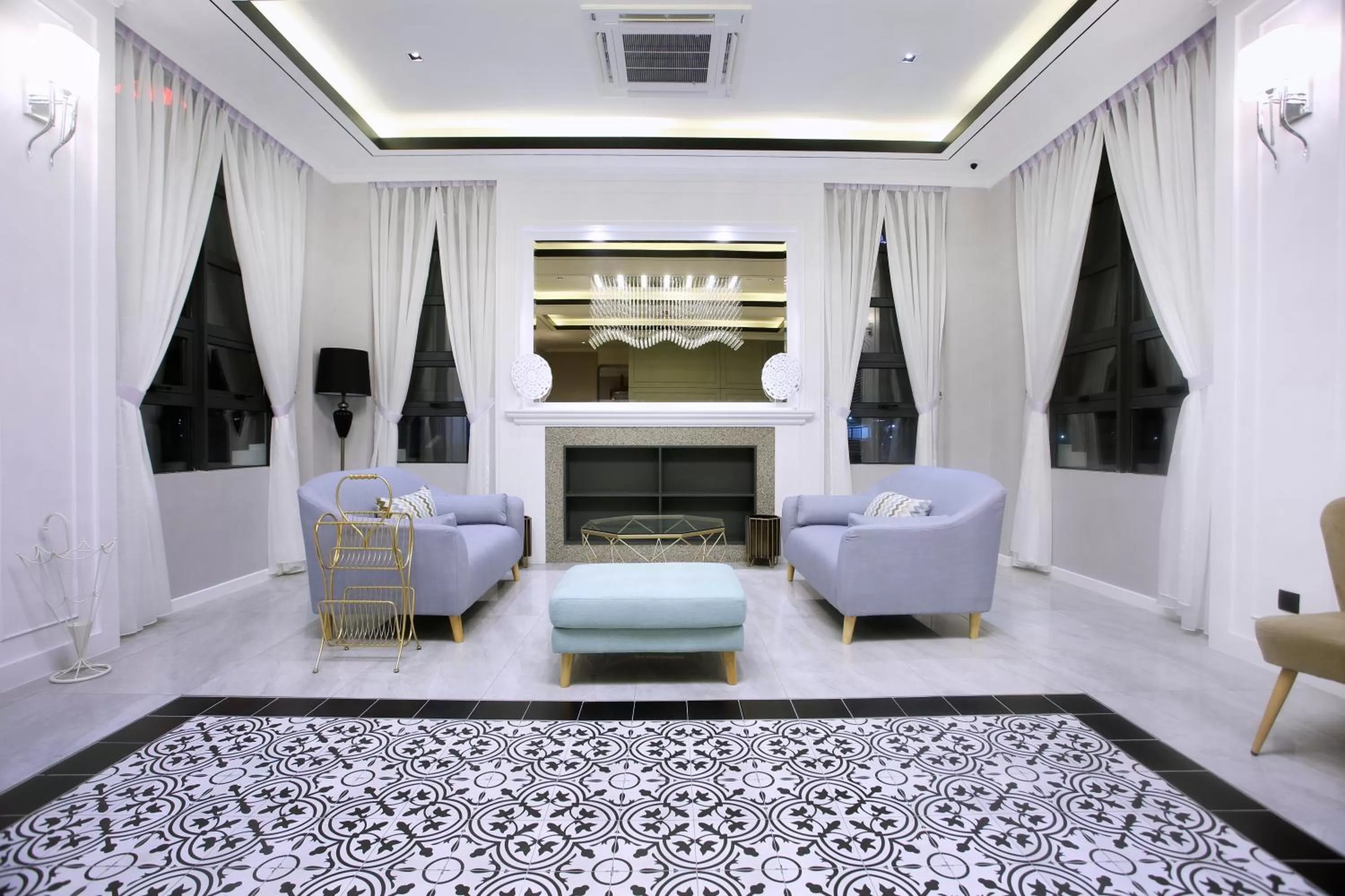 Communal lounge/ TV room in Stanton Hotel