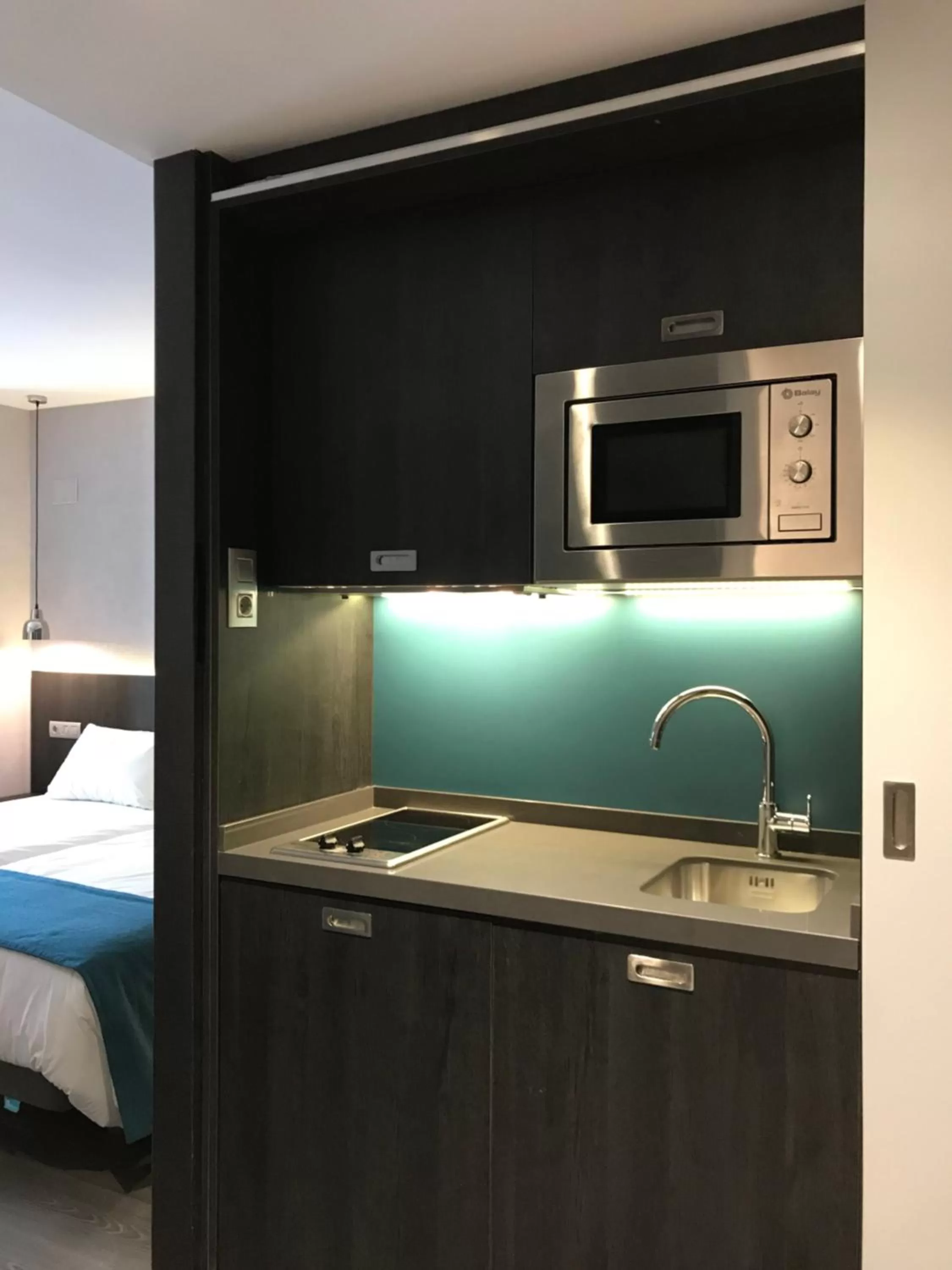 Kitchen or kitchenette, Bed in HG City Suites Barcelona