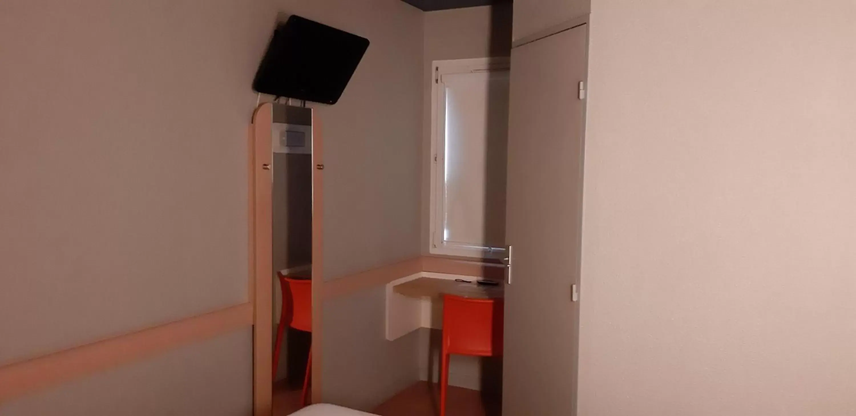 TV and multimedia, TV/Entertainment Center in ibis budget Arles Sud Fourchon