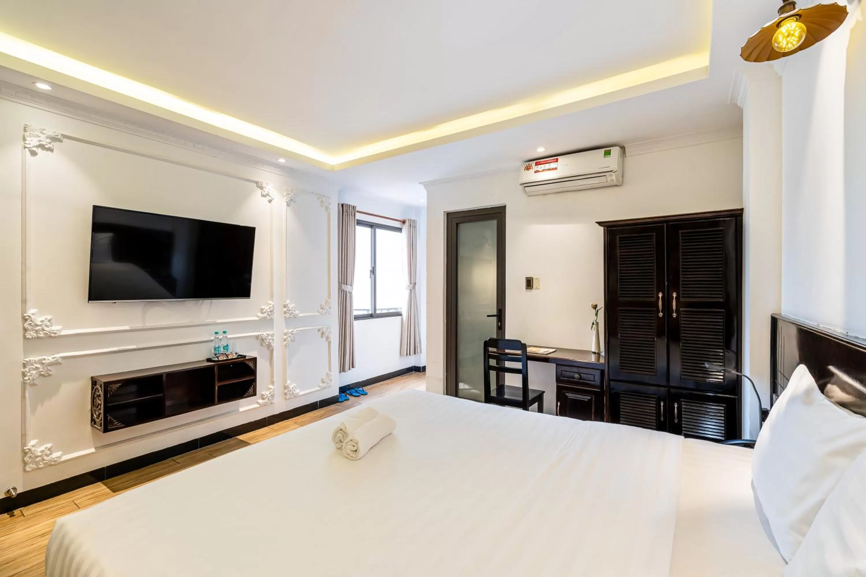 Communal lounge/ TV room, Bed in Lotus Laverne Hotel