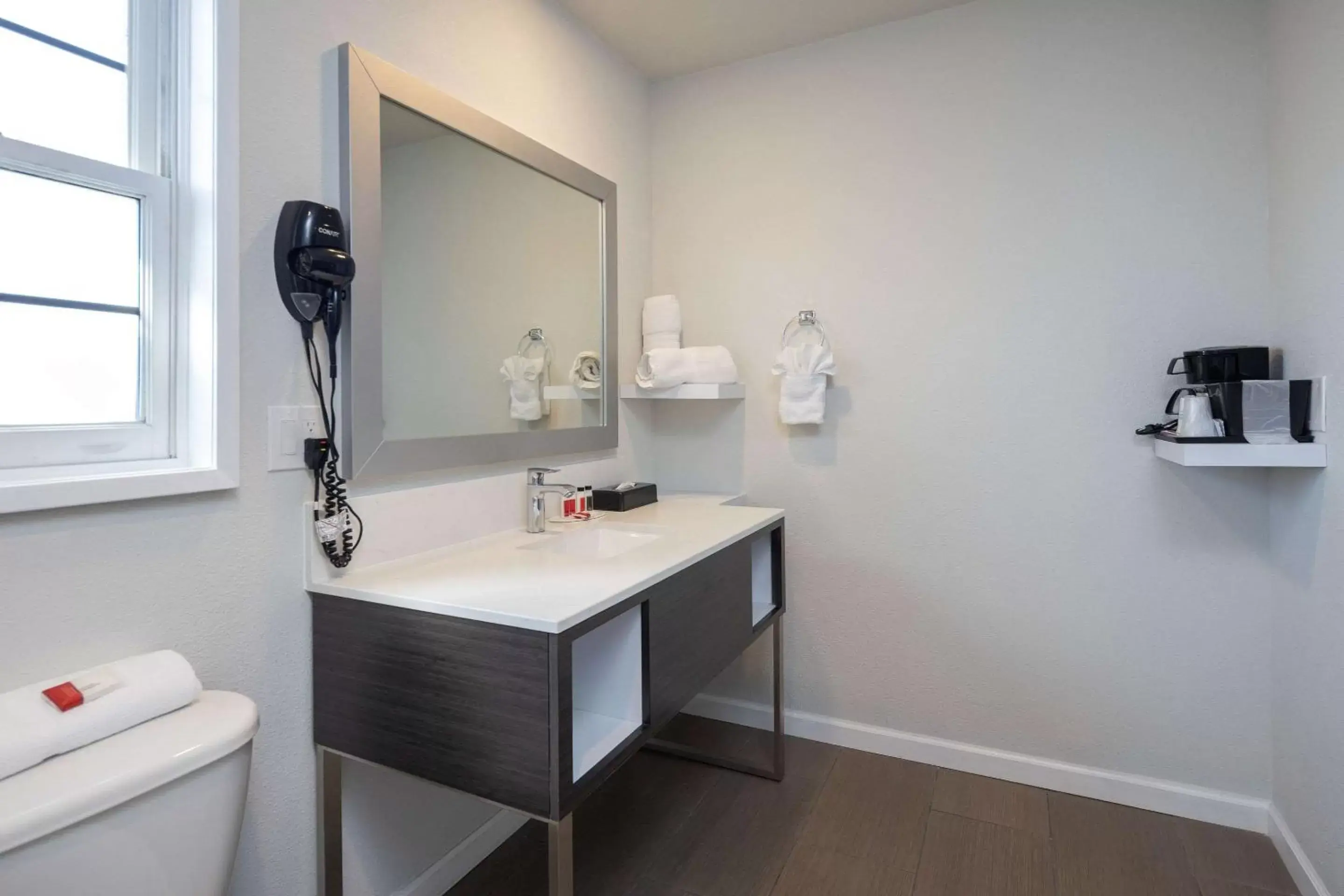 Bedroom, Bathroom in Rodeway Inn