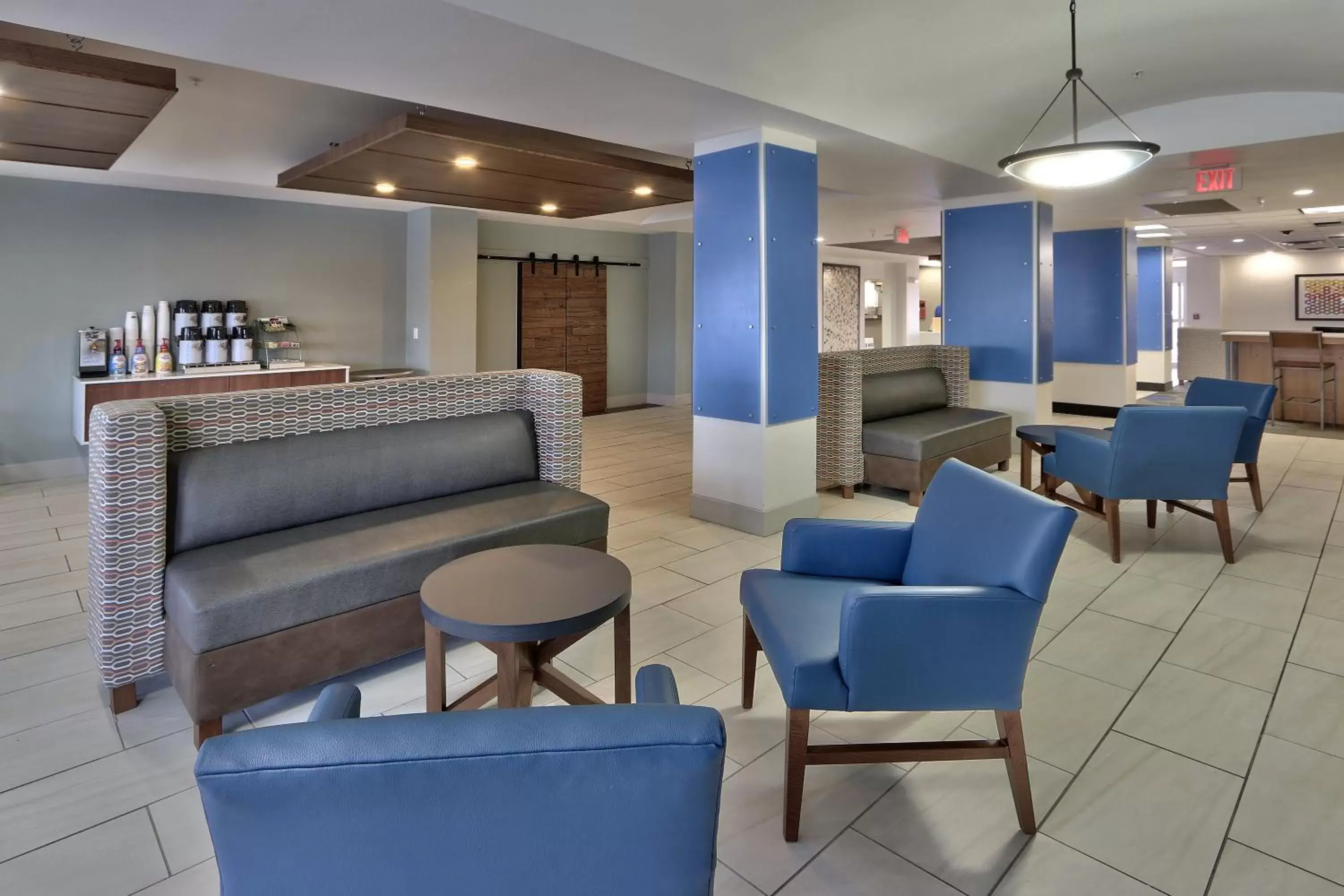 Breakfast, Lounge/Bar in Holiday Inn Express & Suites Portales, an IHG Hotel