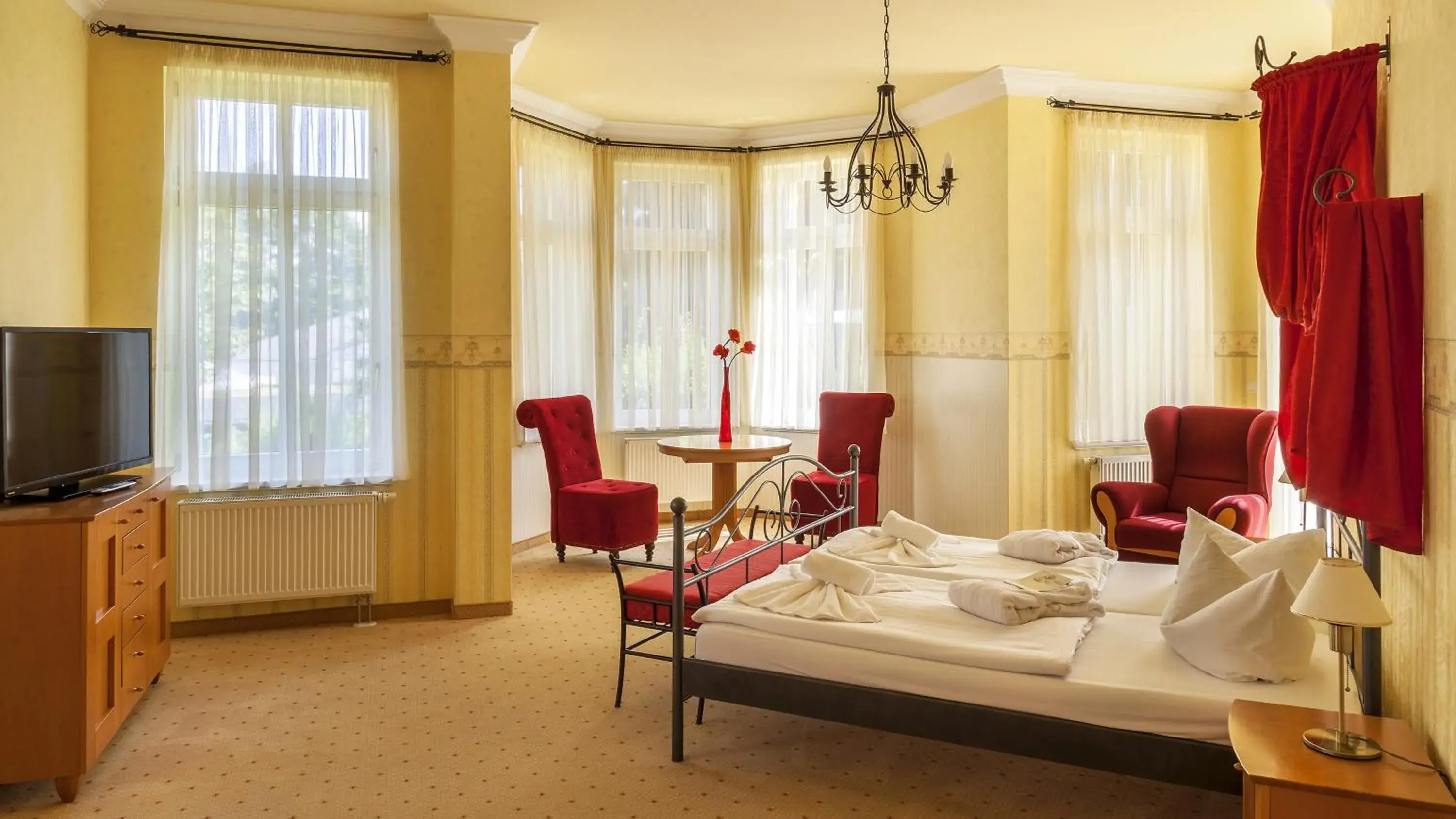 Living room, Bed in Ostseehotel Villen im Park - ein Rovell Hotel