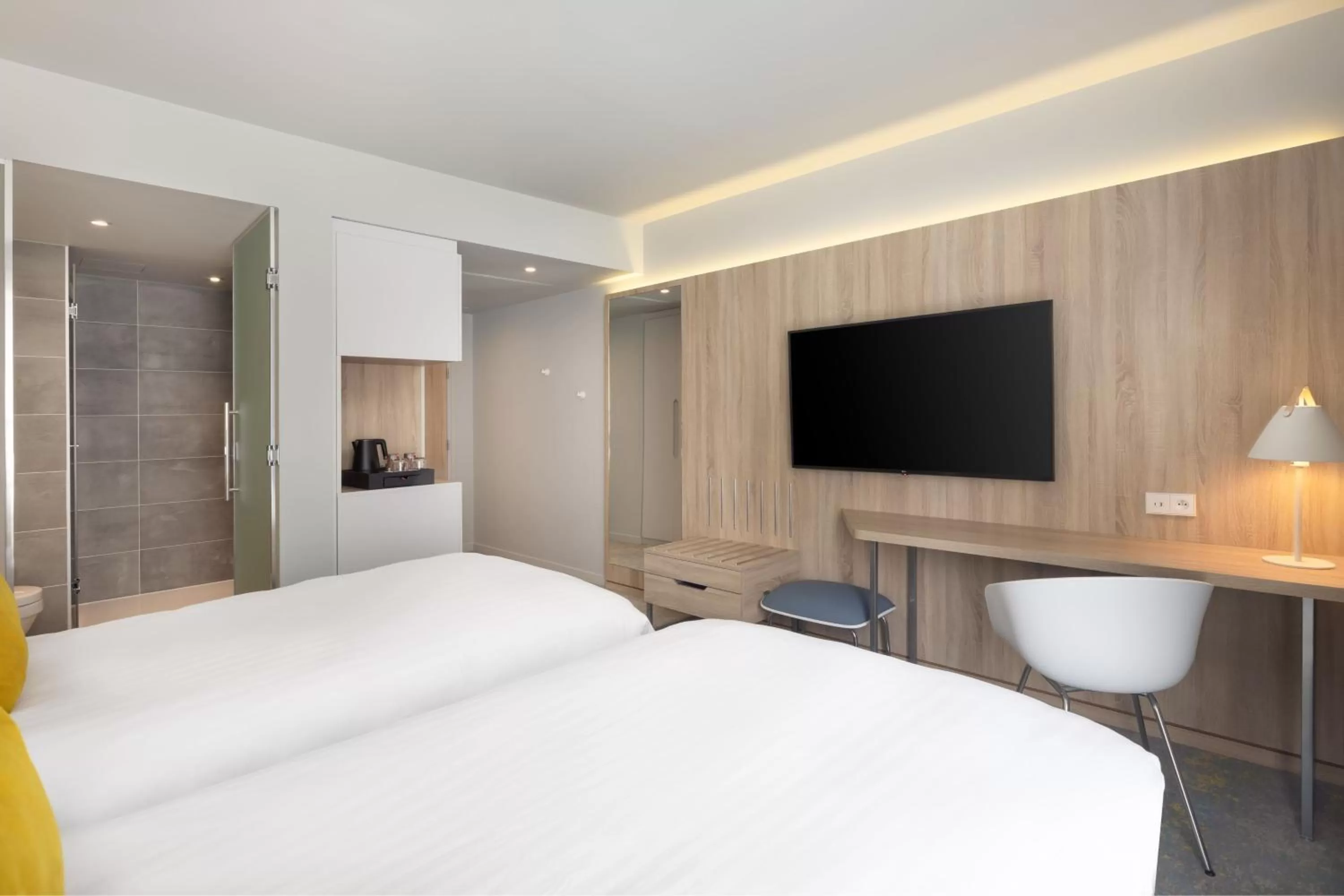 Photo of the whole room, Bed in Courtyard by Marriott Paris Charles de Gaulle Central Airport