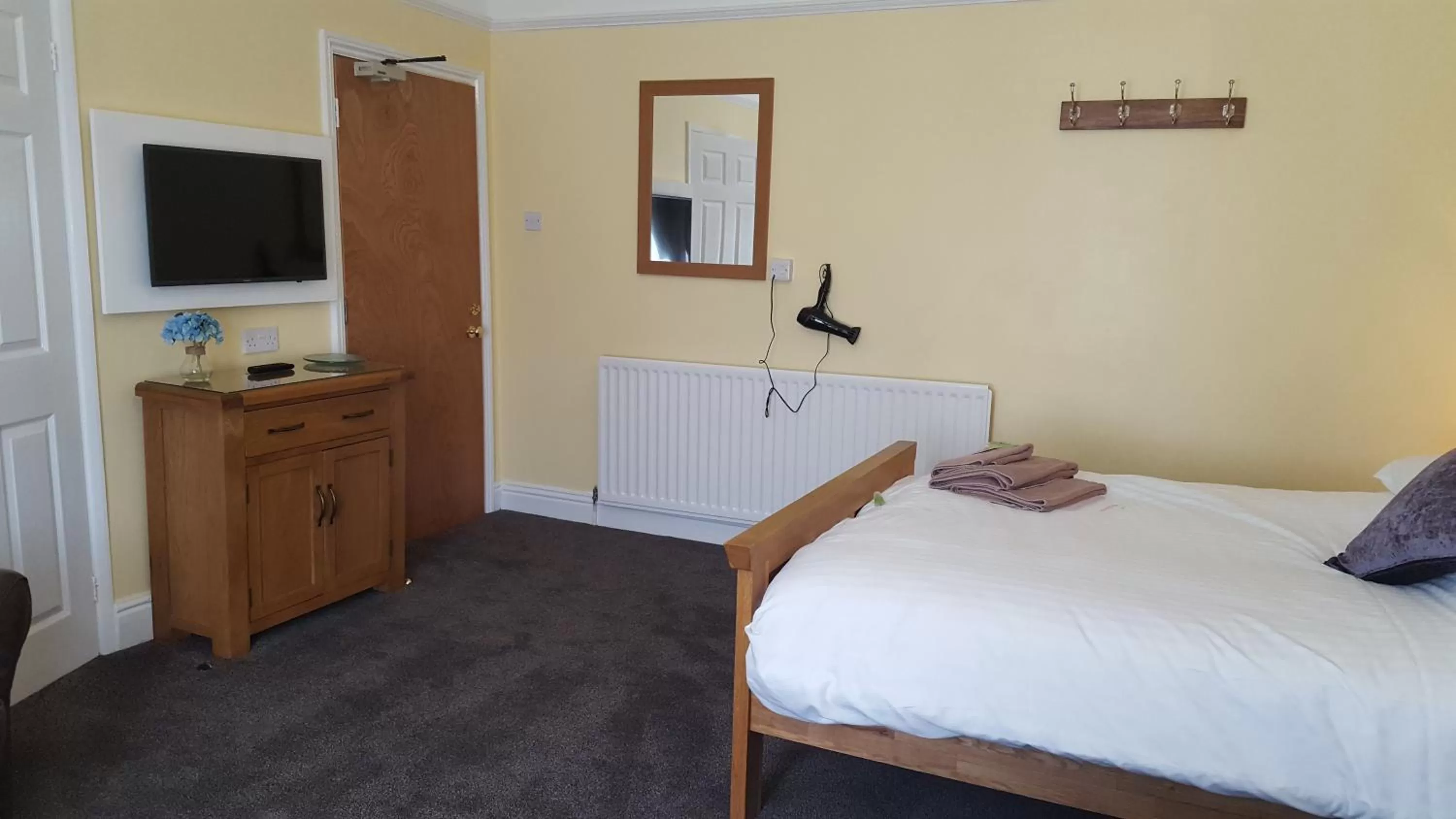 Bed, TV/Entertainment Center in The Beacon Hotel
