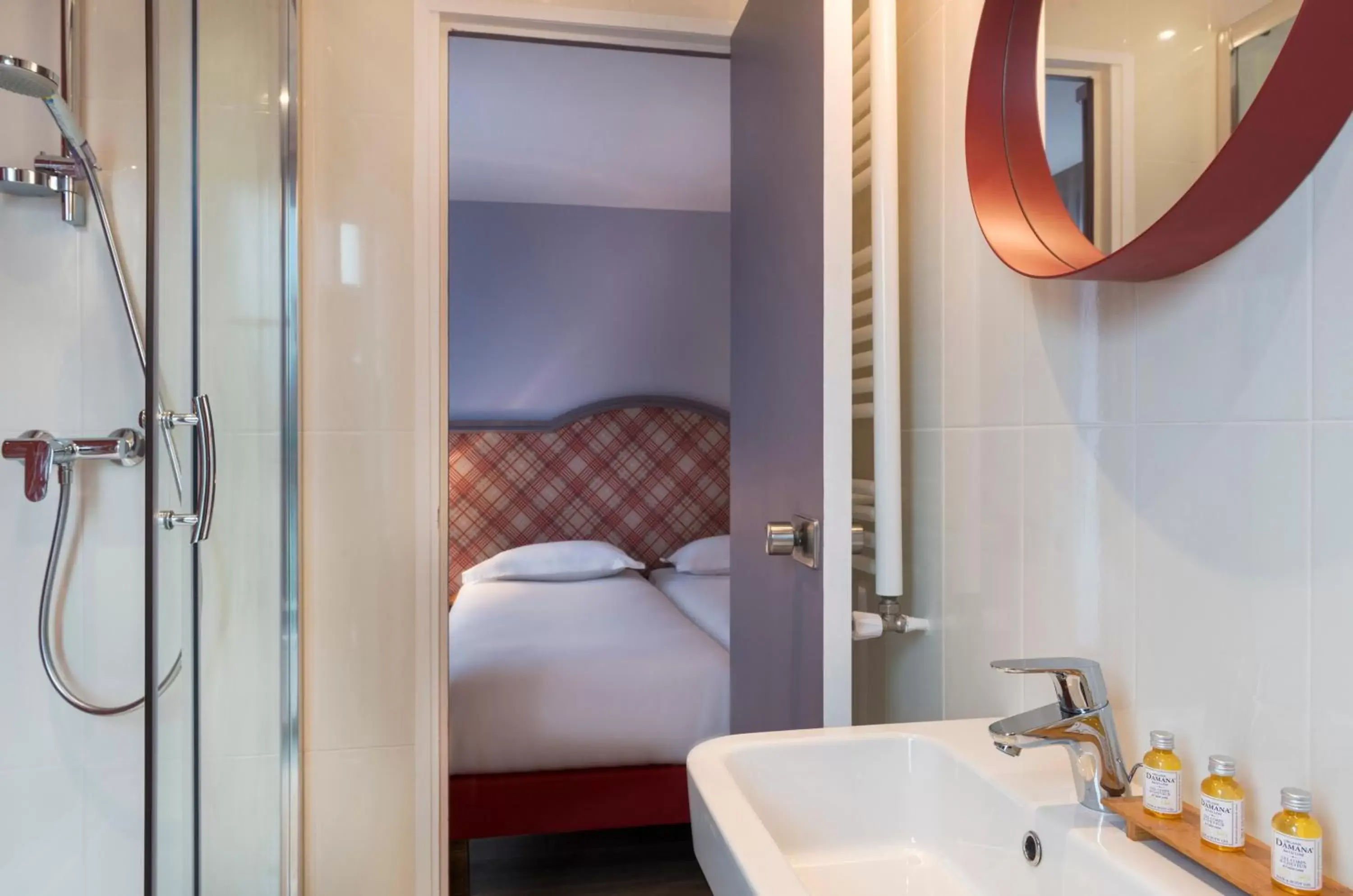 Bed, Bathroom in Hotel Boris V. by Happyculture