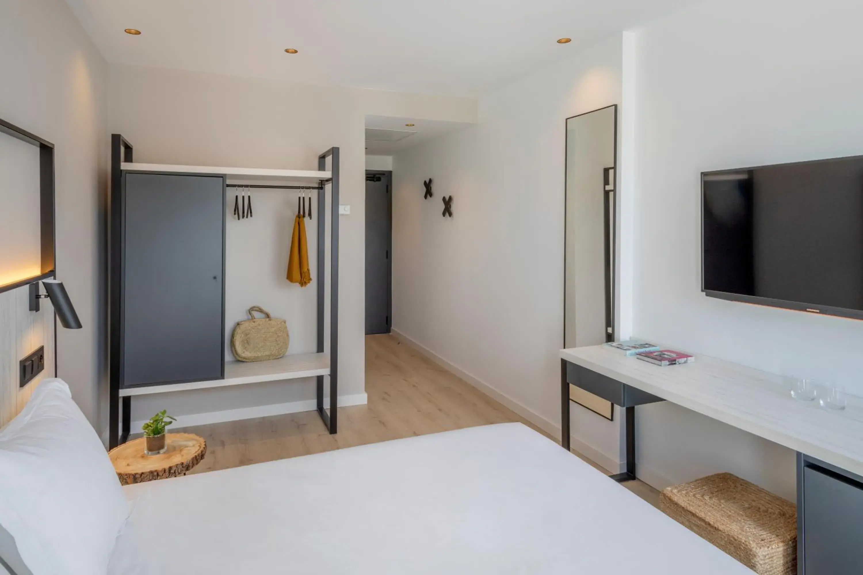 TV and multimedia, Bed in Hotel Florida Magaluf - Adults Only TV and multimedia, Bed in Hotel Florida Magaluf - Adults Only