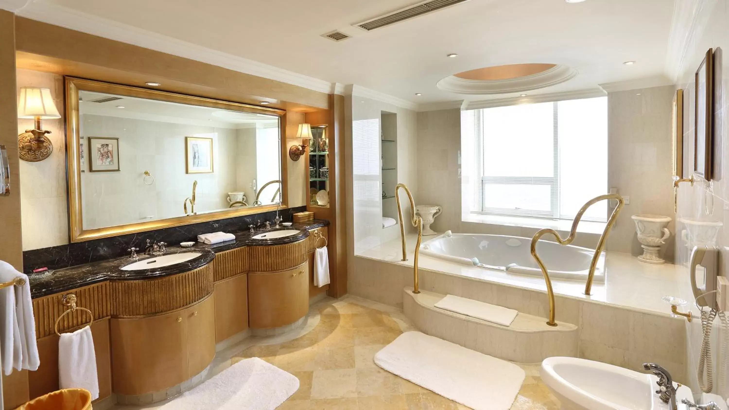 Photo of the whole room, Bathroom in Crowne Plaza Qingdao, an IHG Hotel