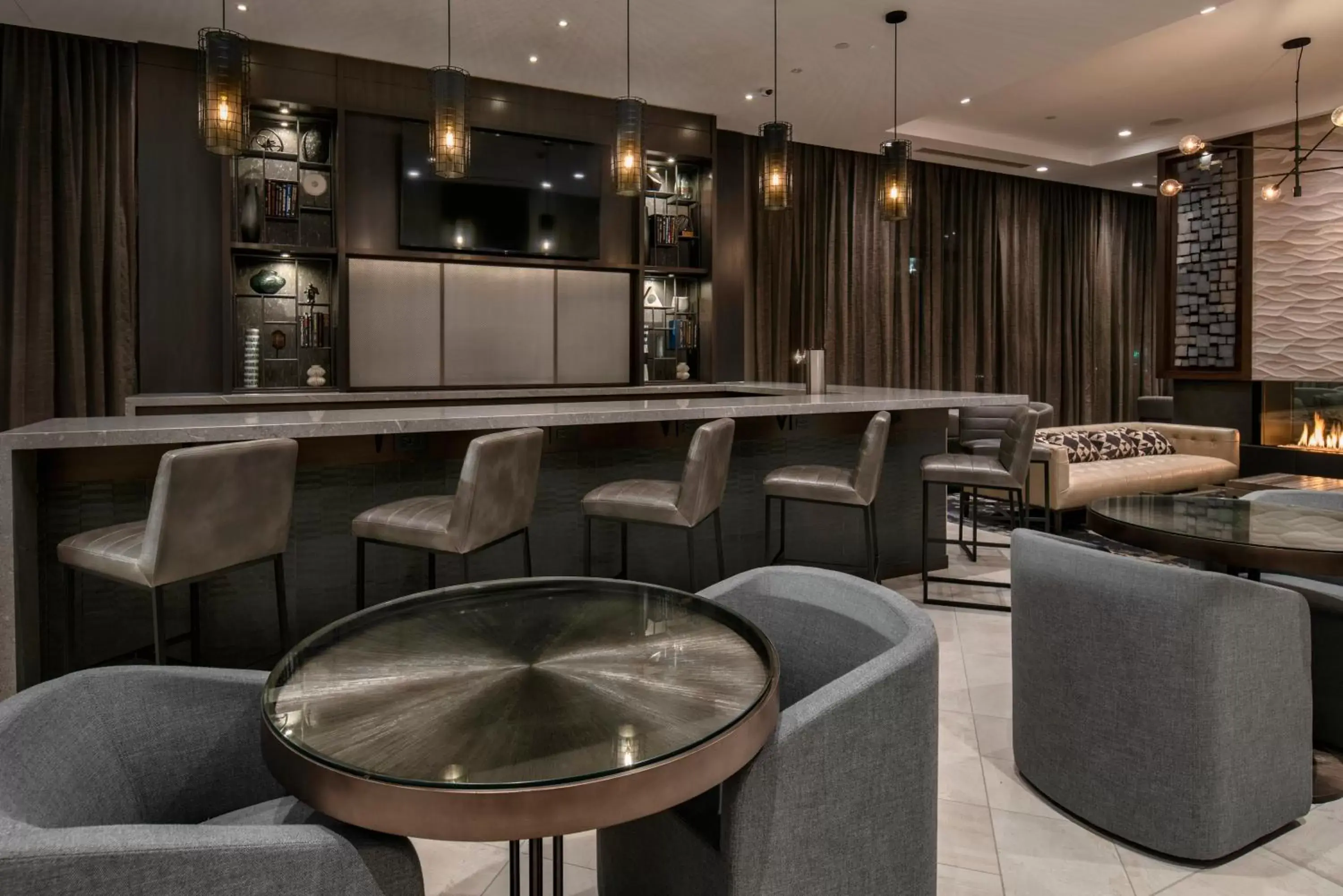 Lounge or bar, Lounge/Bar in Holiday Inn Express - Boston Logan Airport - Revere, an IHG Hotel