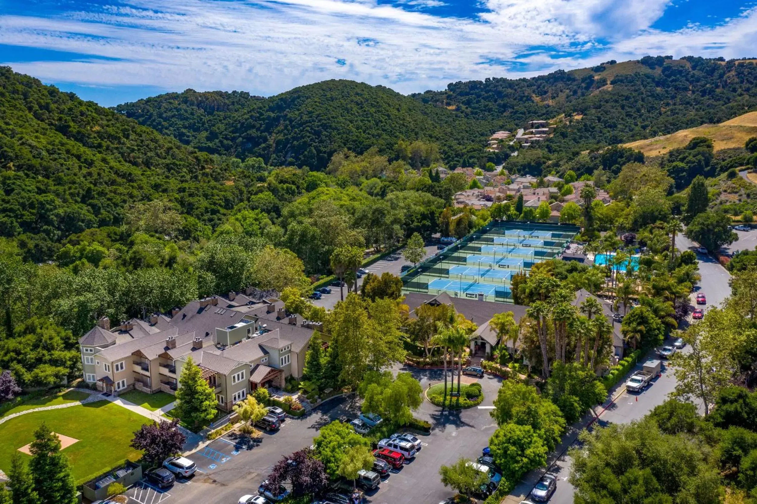 Property building, Bird's-eye View in Avila Village Inn