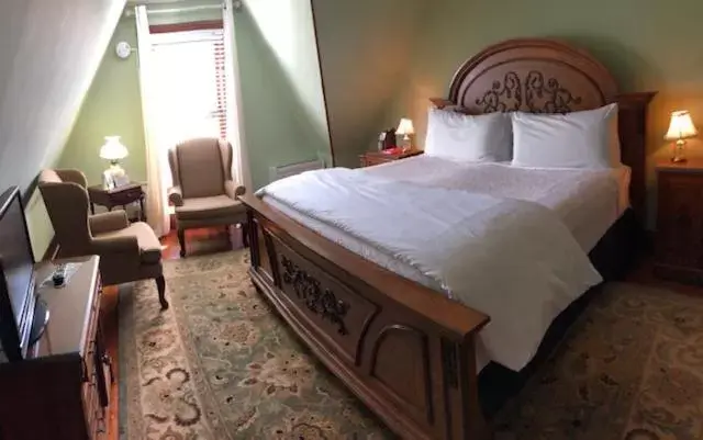 Bed in Cedar Crest Inn