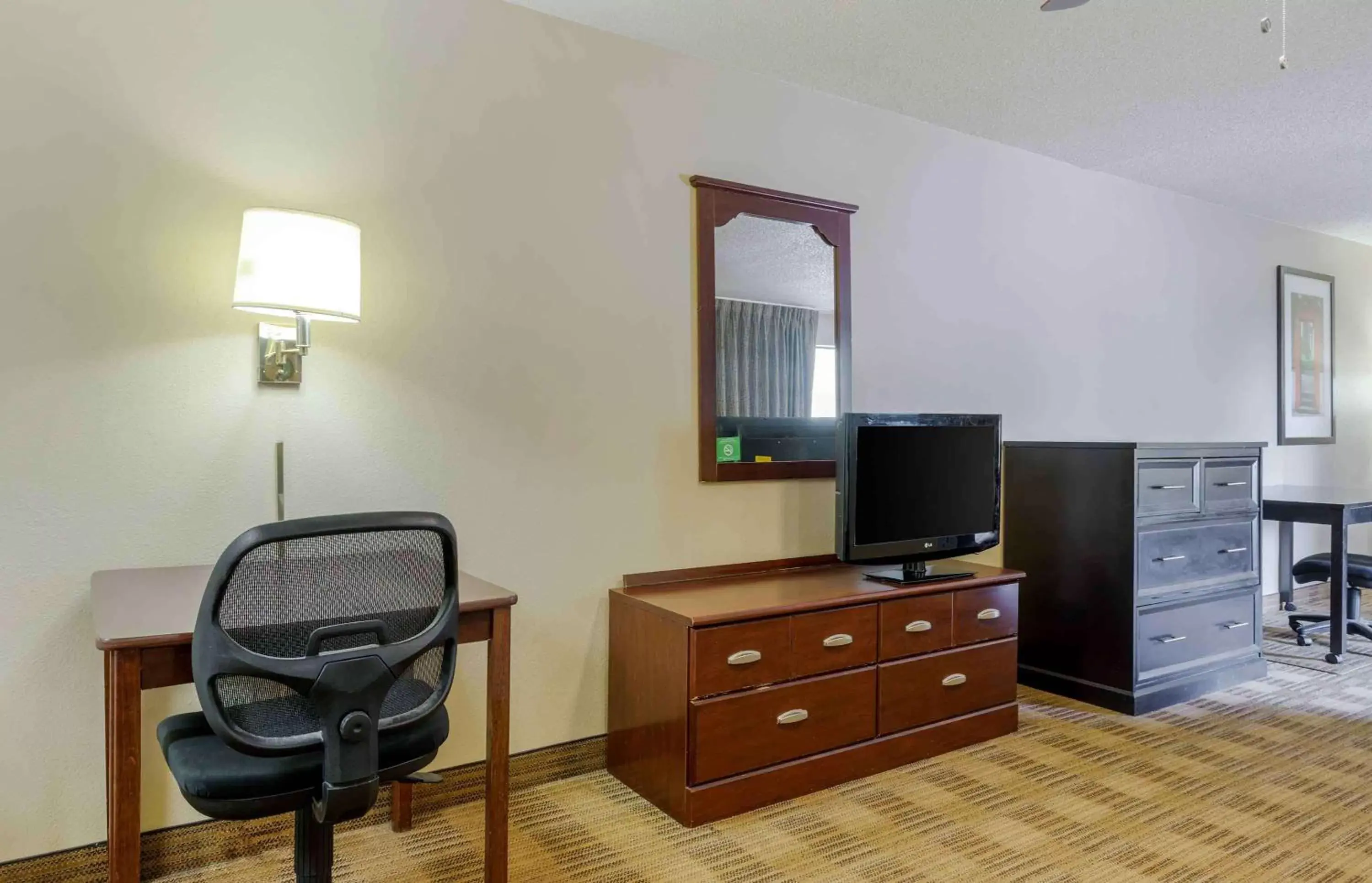 Bedroom, TV/Entertainment Center in Extended Stay America Suites - Lubbock - Southwest