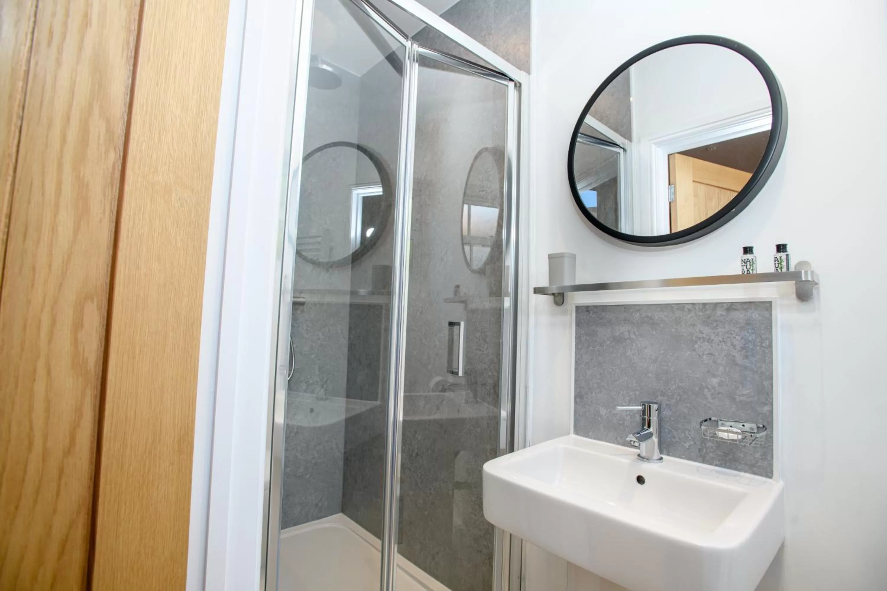 Shower in Tavmar Accommodation