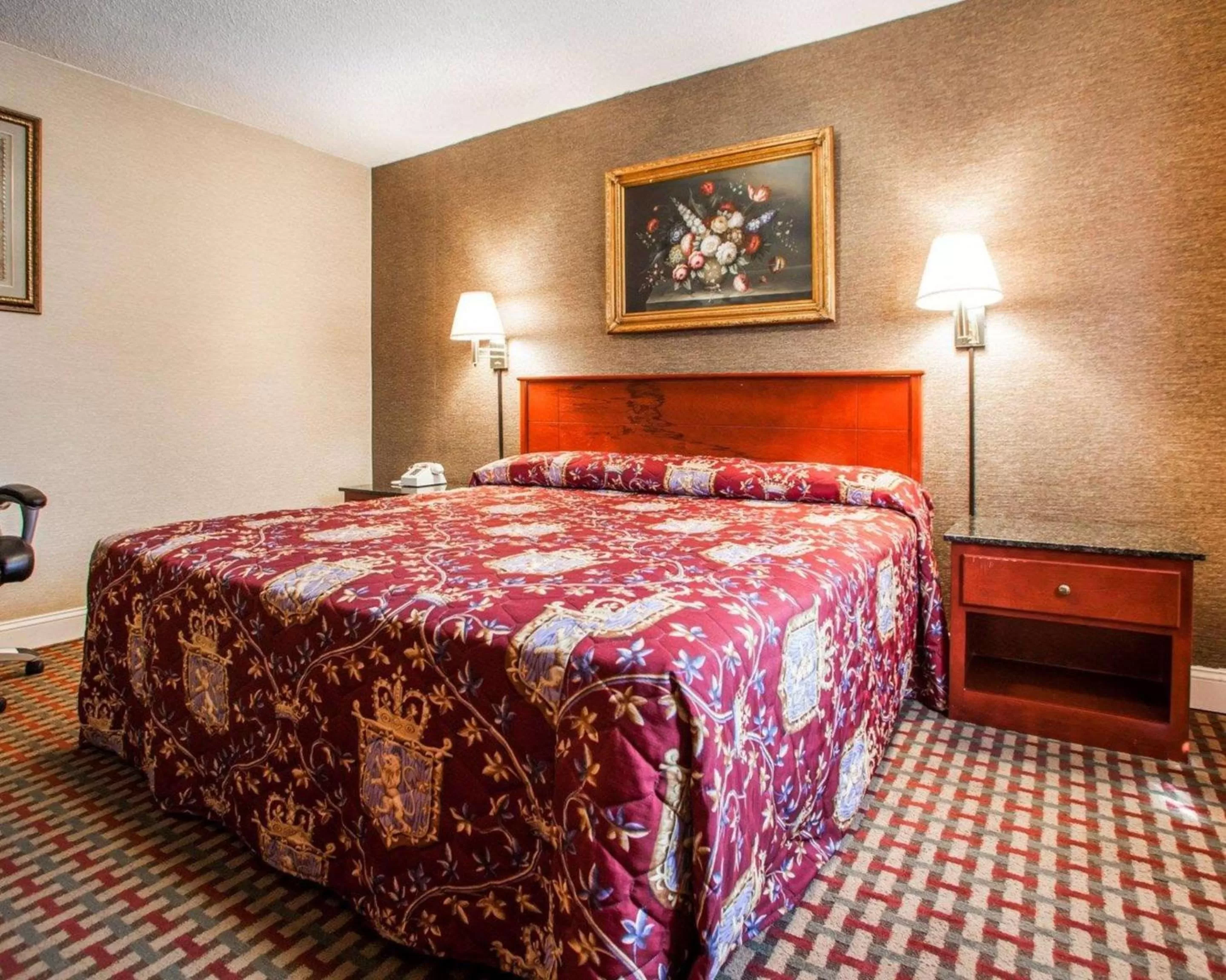 Photo of the whole room, Bed in Rodeway Inn Paterson Great Falls Park Area