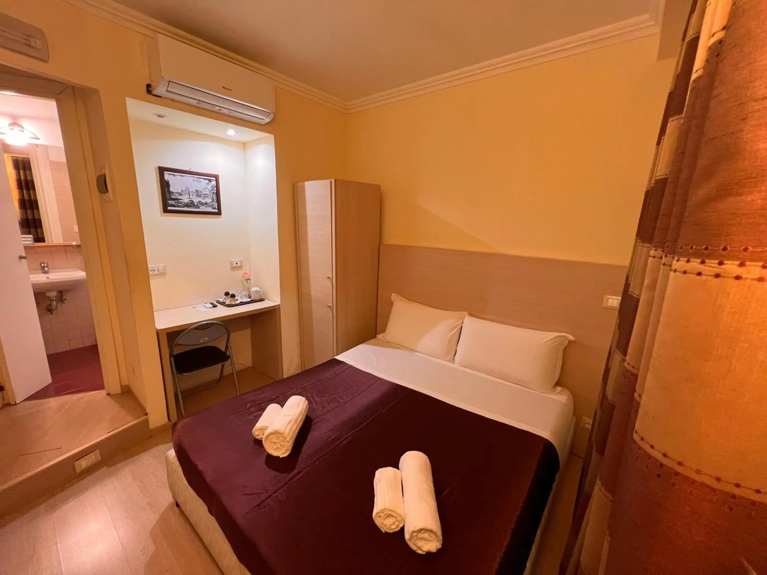 Photo of the whole room, Bed in Booking House Roma 