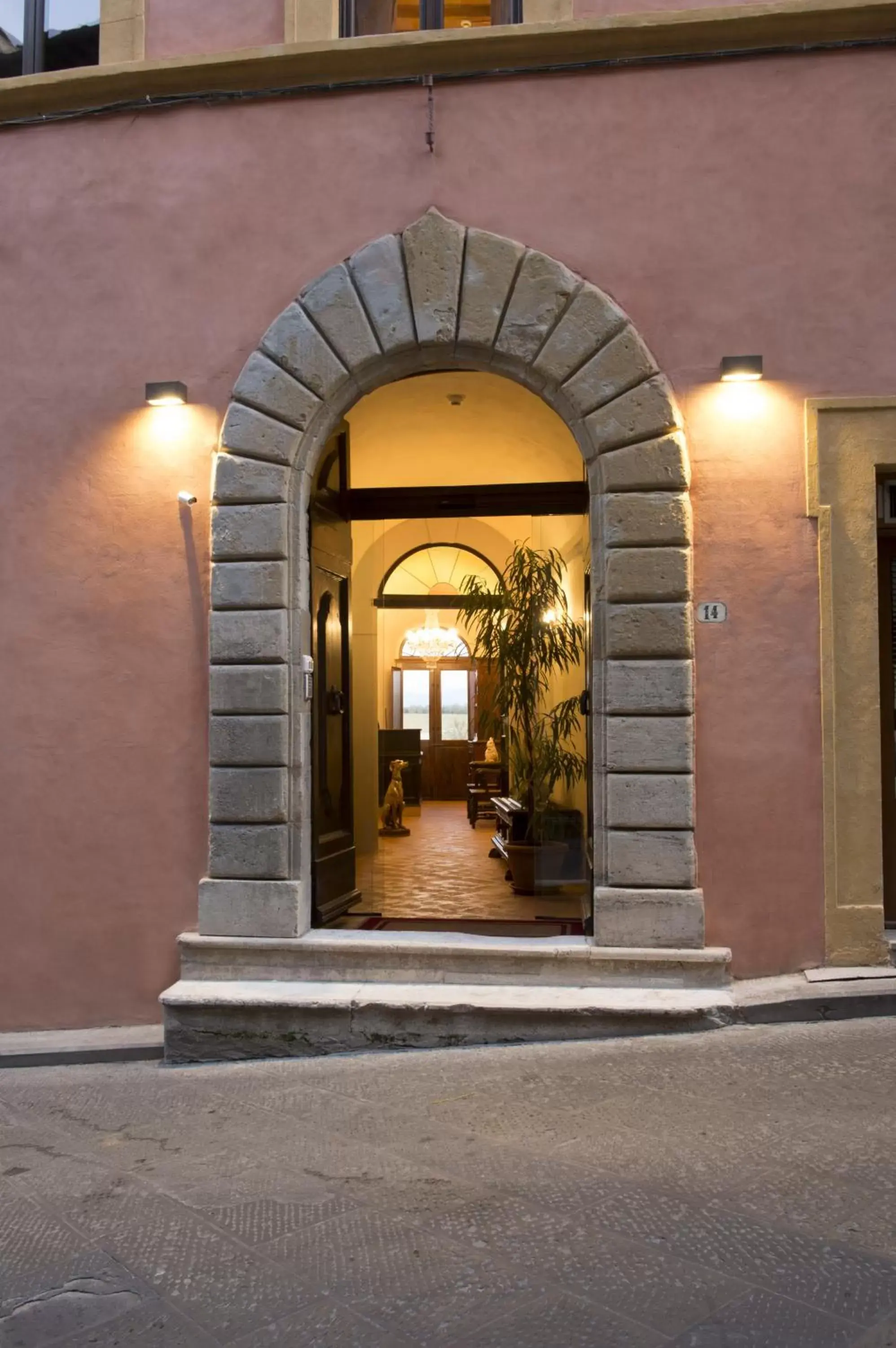 Facade/entrance in Palazzo Pacini