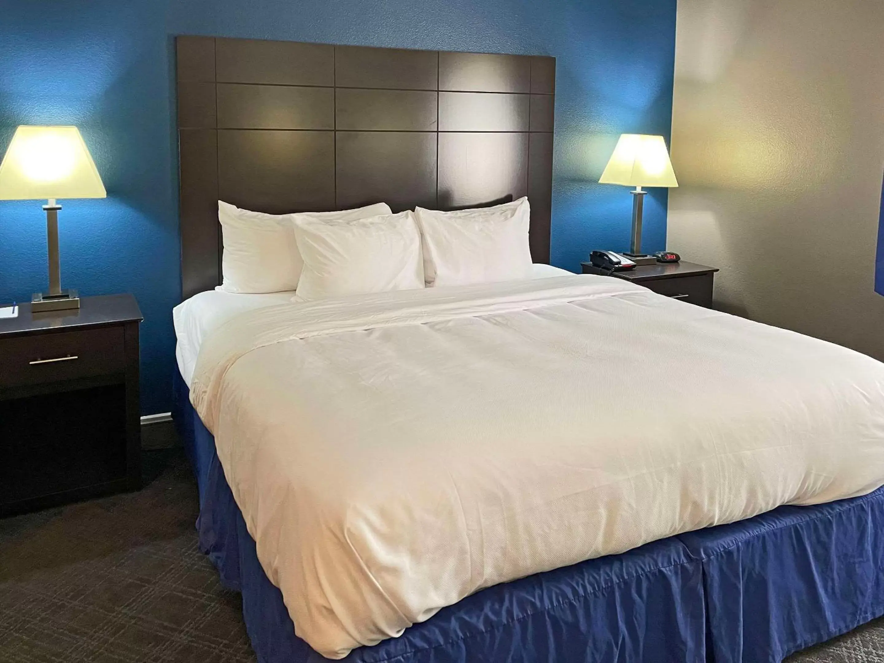 Bedroom, Bed in Comfort Inn & Suites Mundelein-Vernon Hills