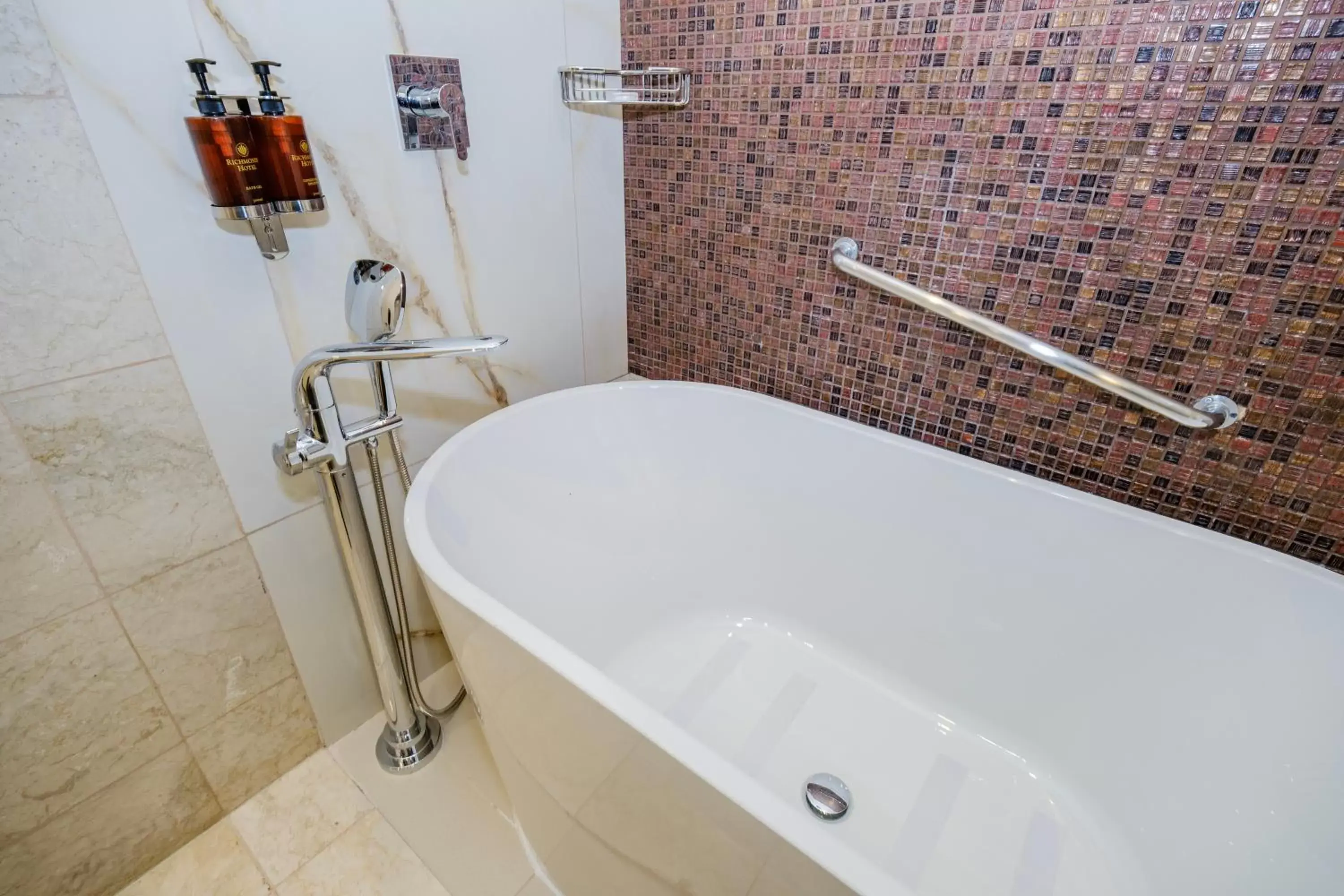 Shower, Bathroom in Eastwood Richmonde Hotel
