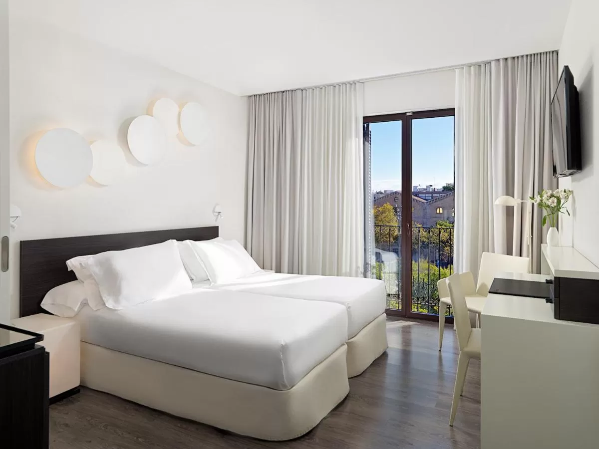 Bed in H10 Port Vell 4* Sup