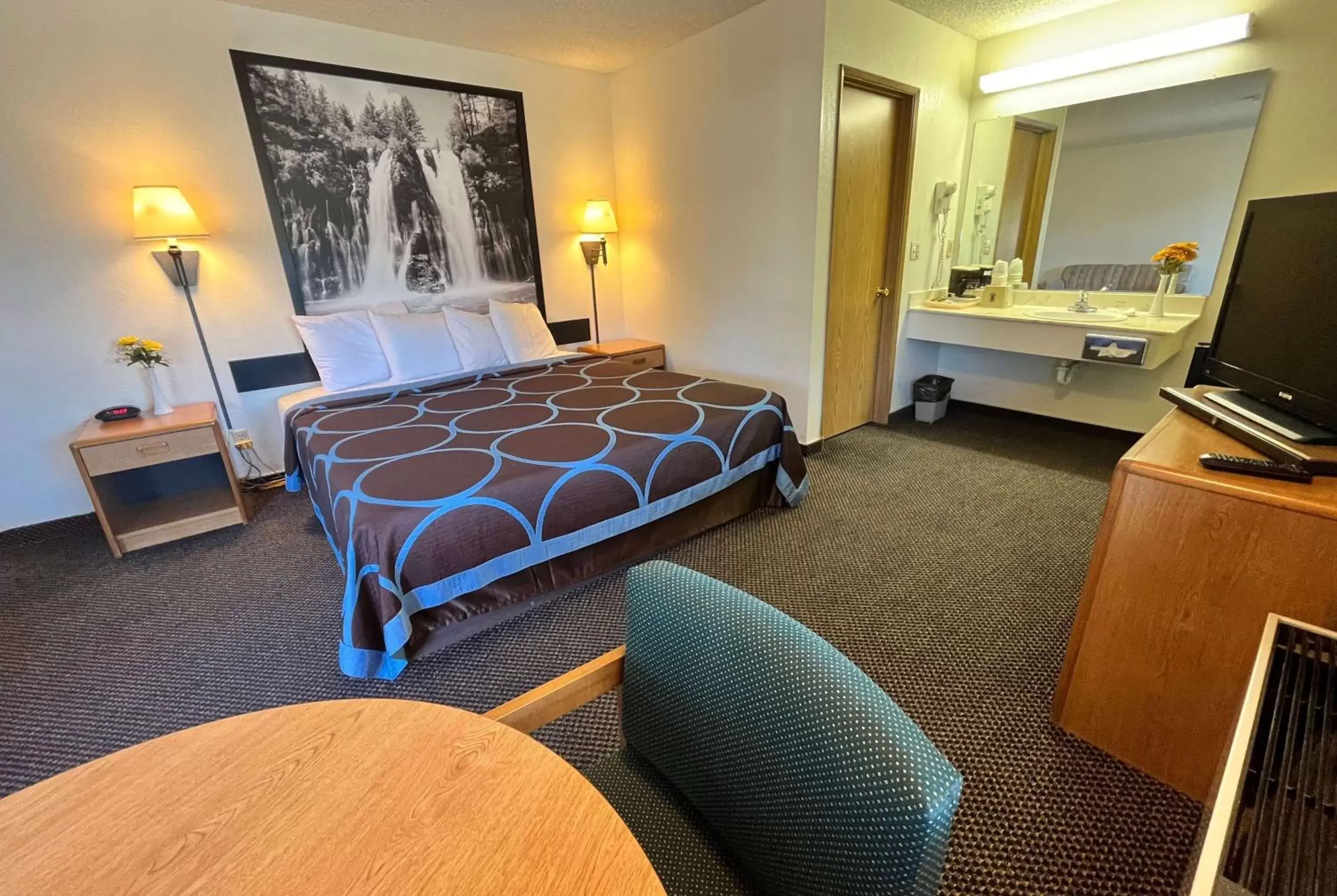 Photo of the whole room, Bed in Super 8 by Wyndham Red Bluff