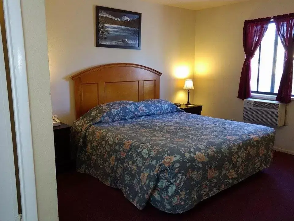 Bed in Travelers Motel