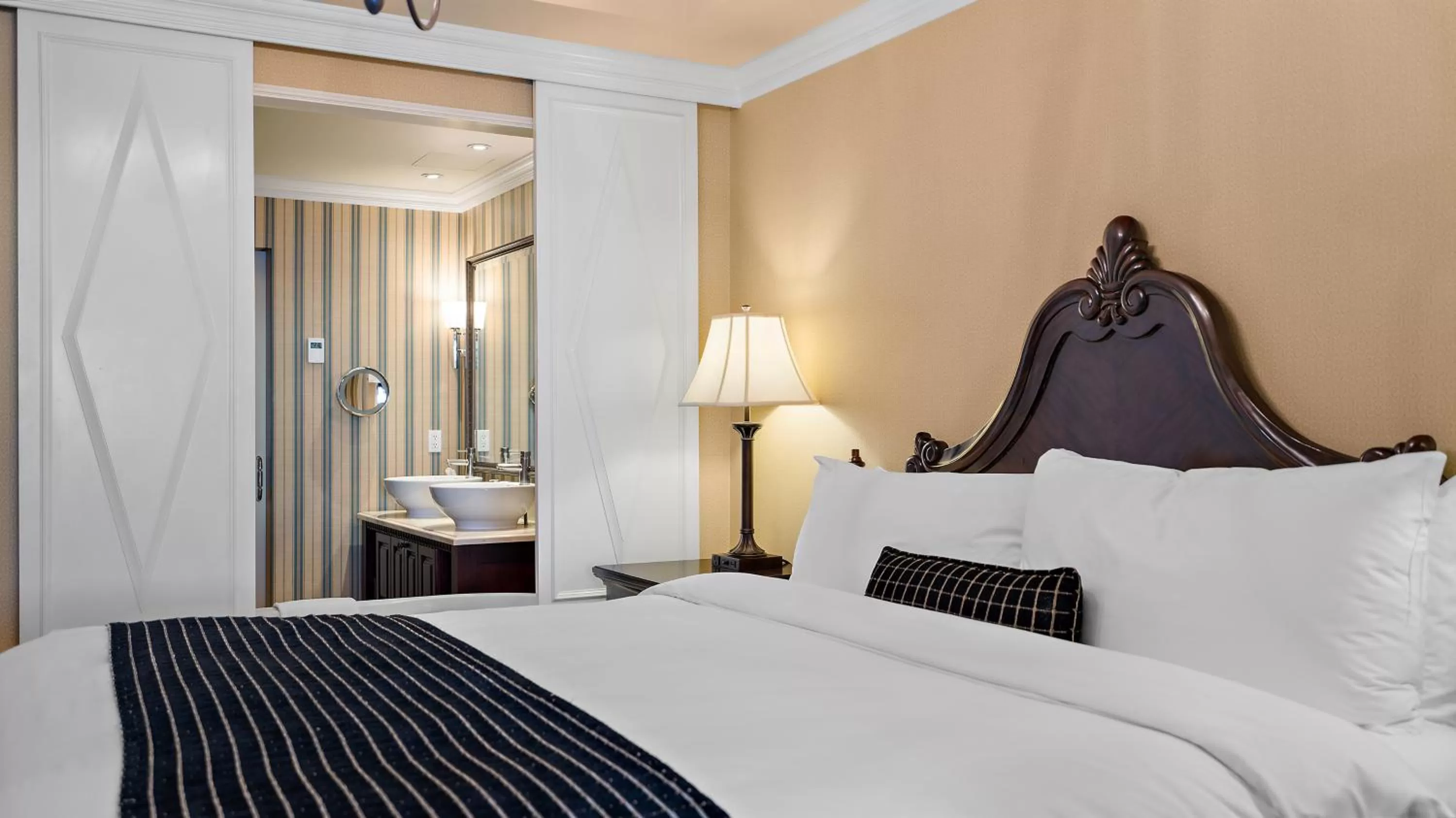 Bedroom, Bed in Oak Bay Beach Hotel