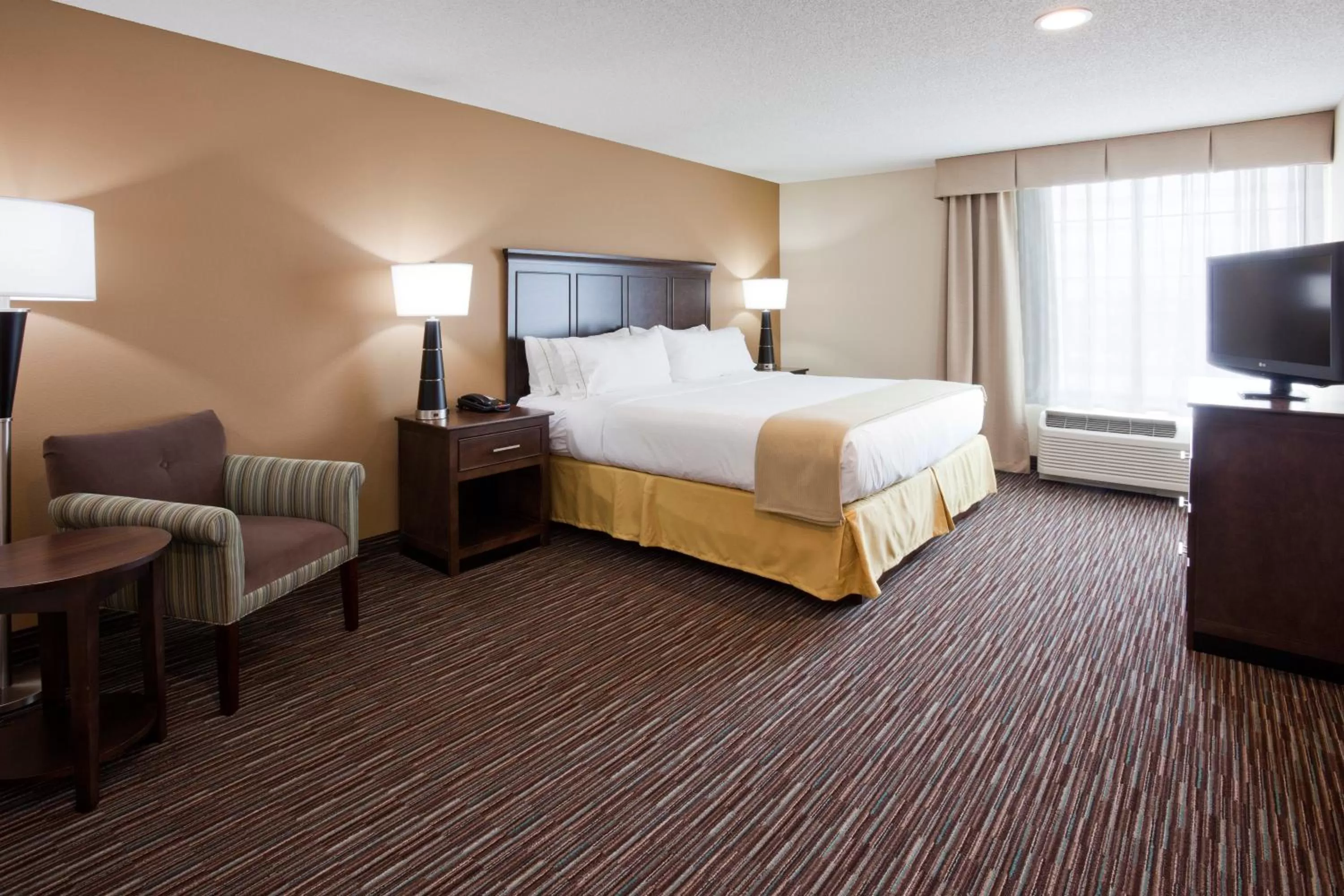 Photo of the whole room, Bed in Holiday Inn Express & Suites Willmar by IHG
