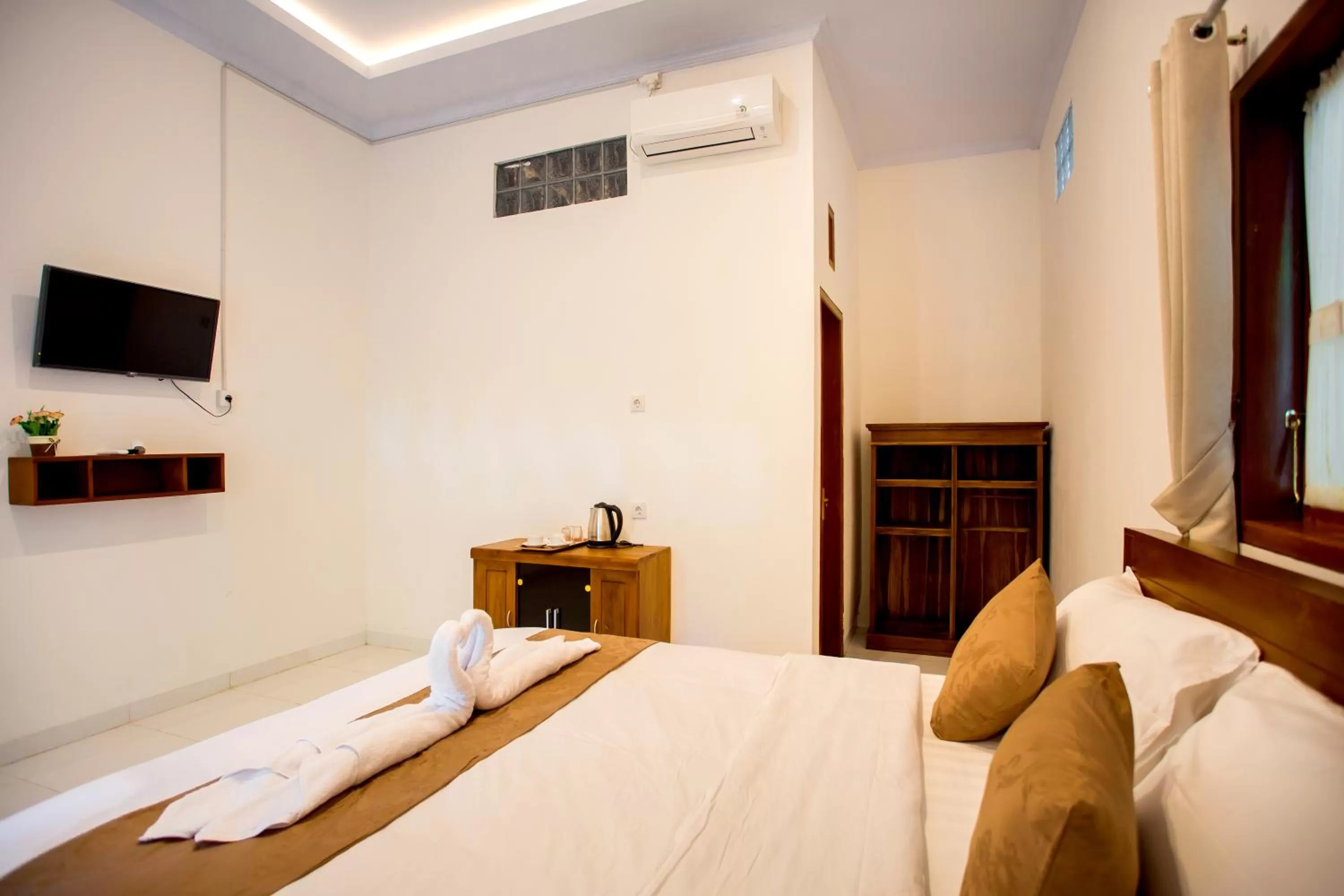 Bed in The Puncak Santhi Inn