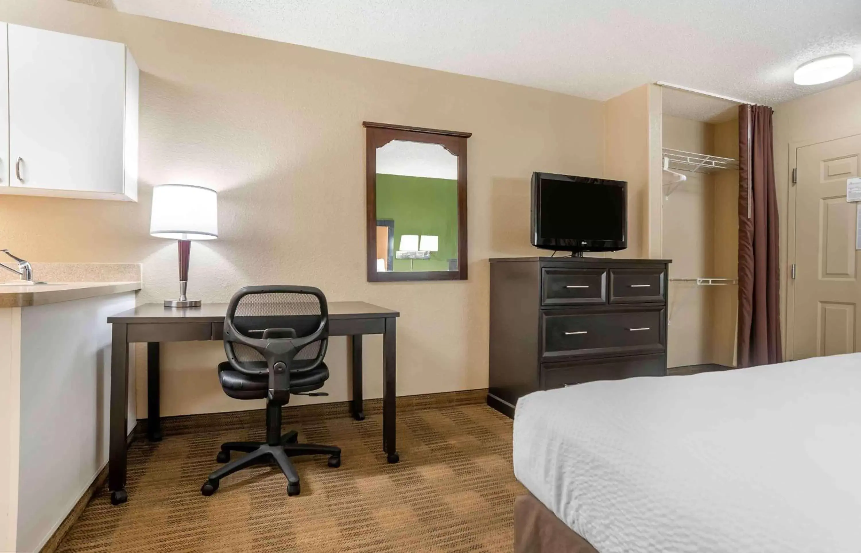 Bedroom, TV/Entertainment Center in Extended Stay America Suites - Jackson - North