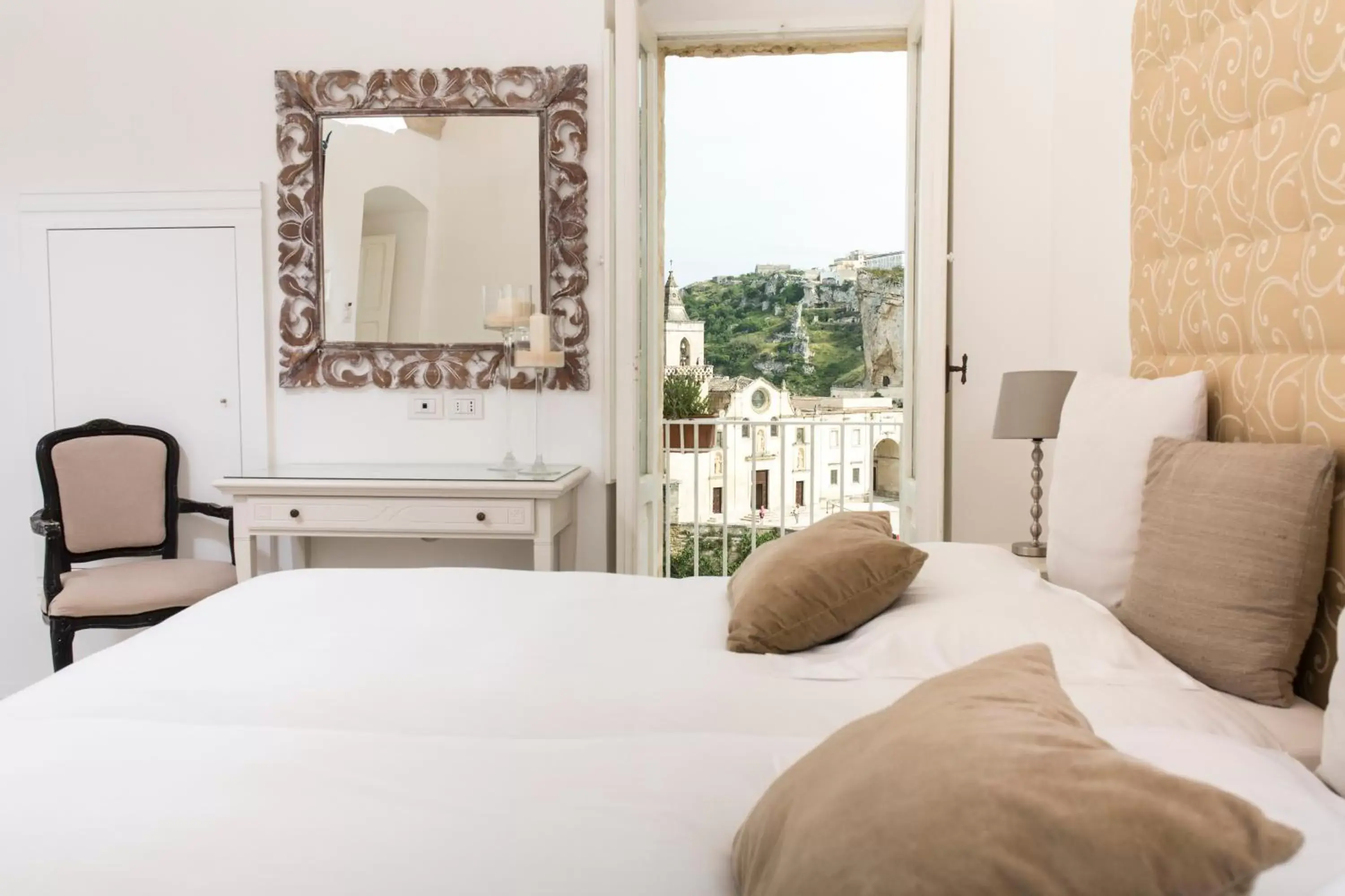 View (from property/room), Bed in Sant'Angelo Luxury Resort