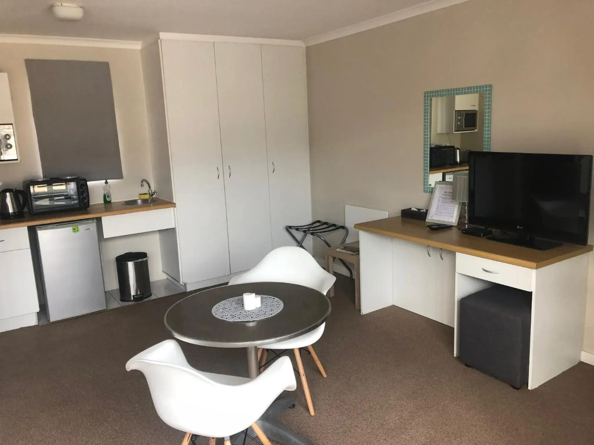 Seating area, TV/Entertainment Center in Palm Beach Guesthouse